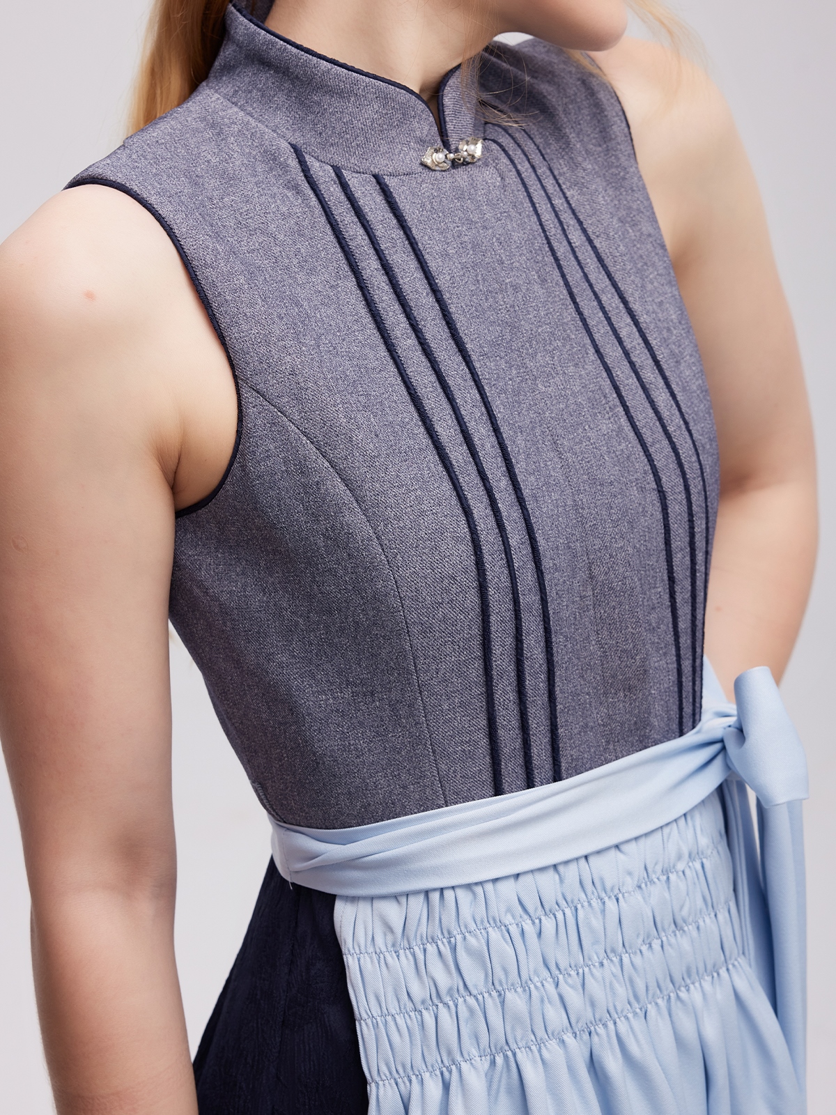 Elegantes graues Dirndl mit modernem Schnitt