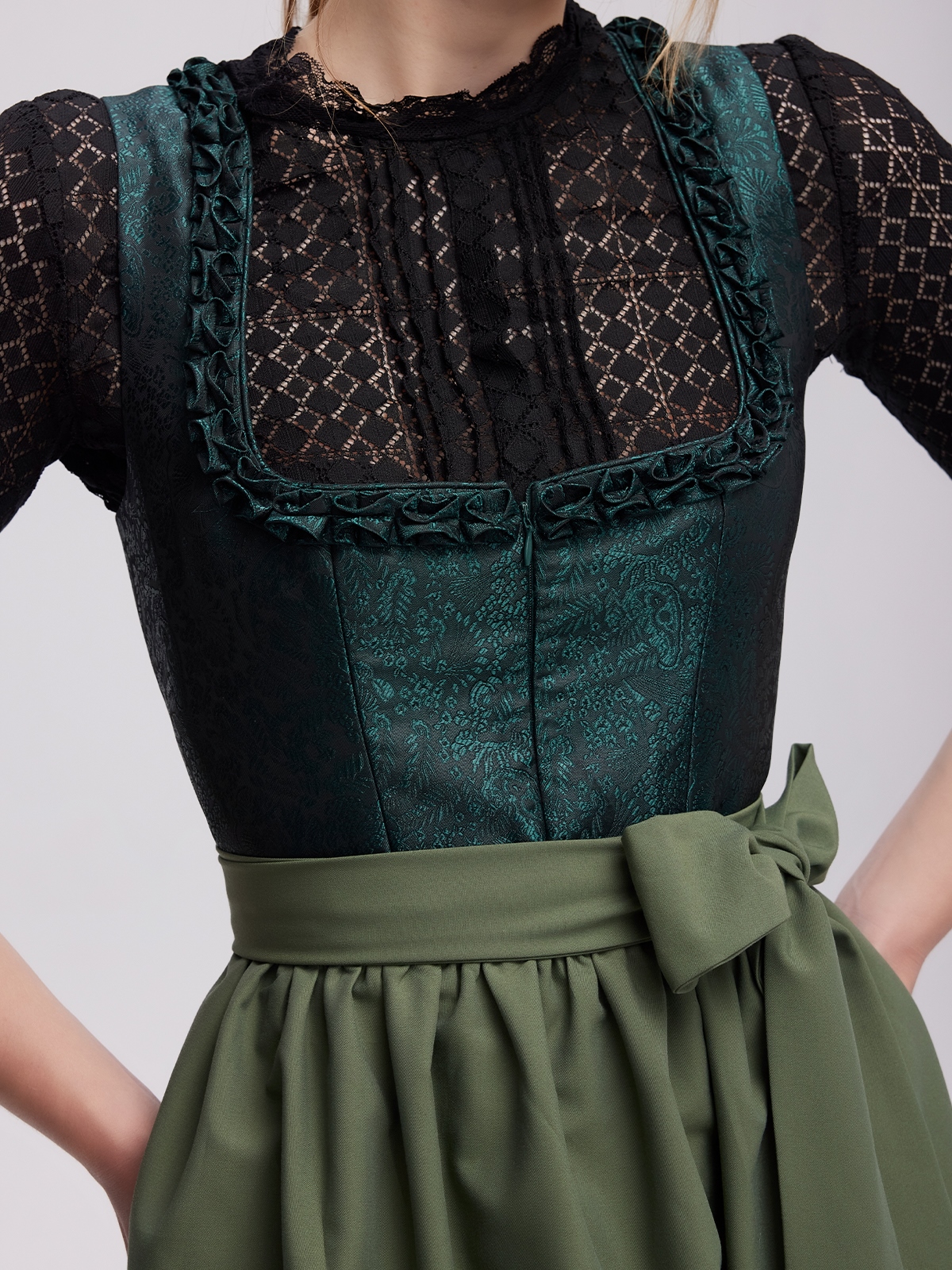 Ein grünes Dirndl ohne Schnürung, perfekt für festliche Anlässe