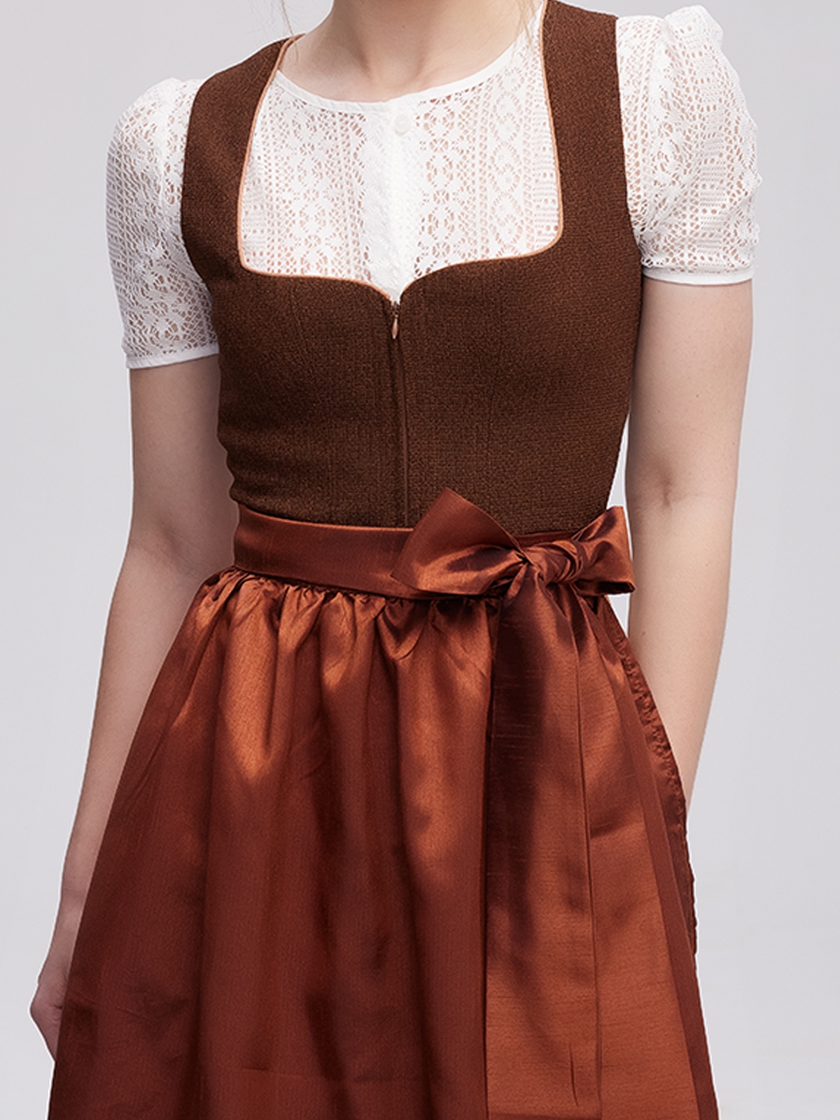 Elegantes grau-grünes Dirndl mit modernem Schnitt