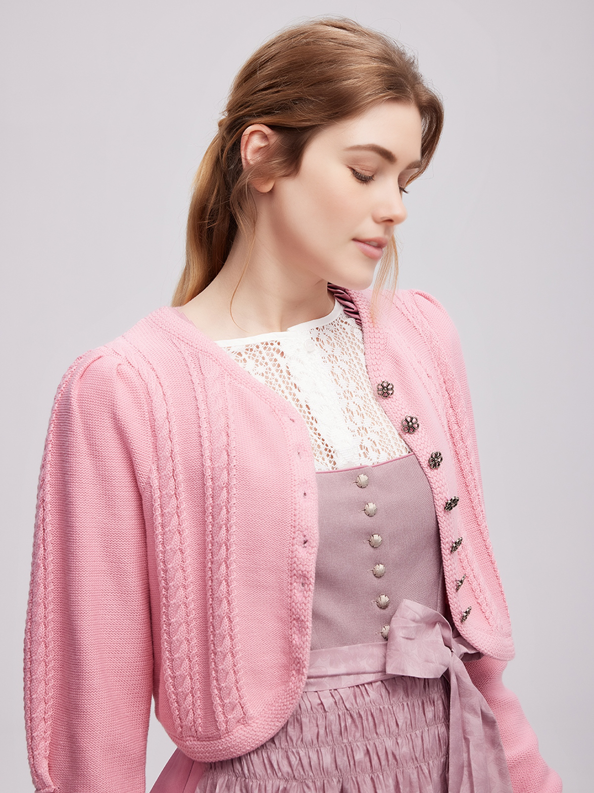 Modernes Dirndl in grauem Samt