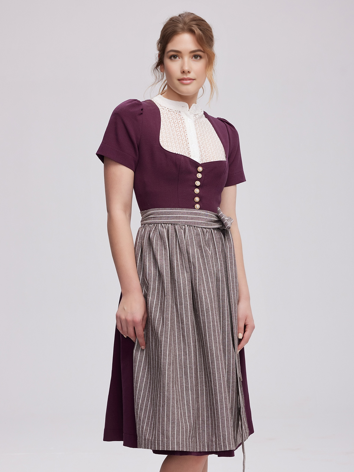 Dirndl in Lila – Eleganz und Tradition