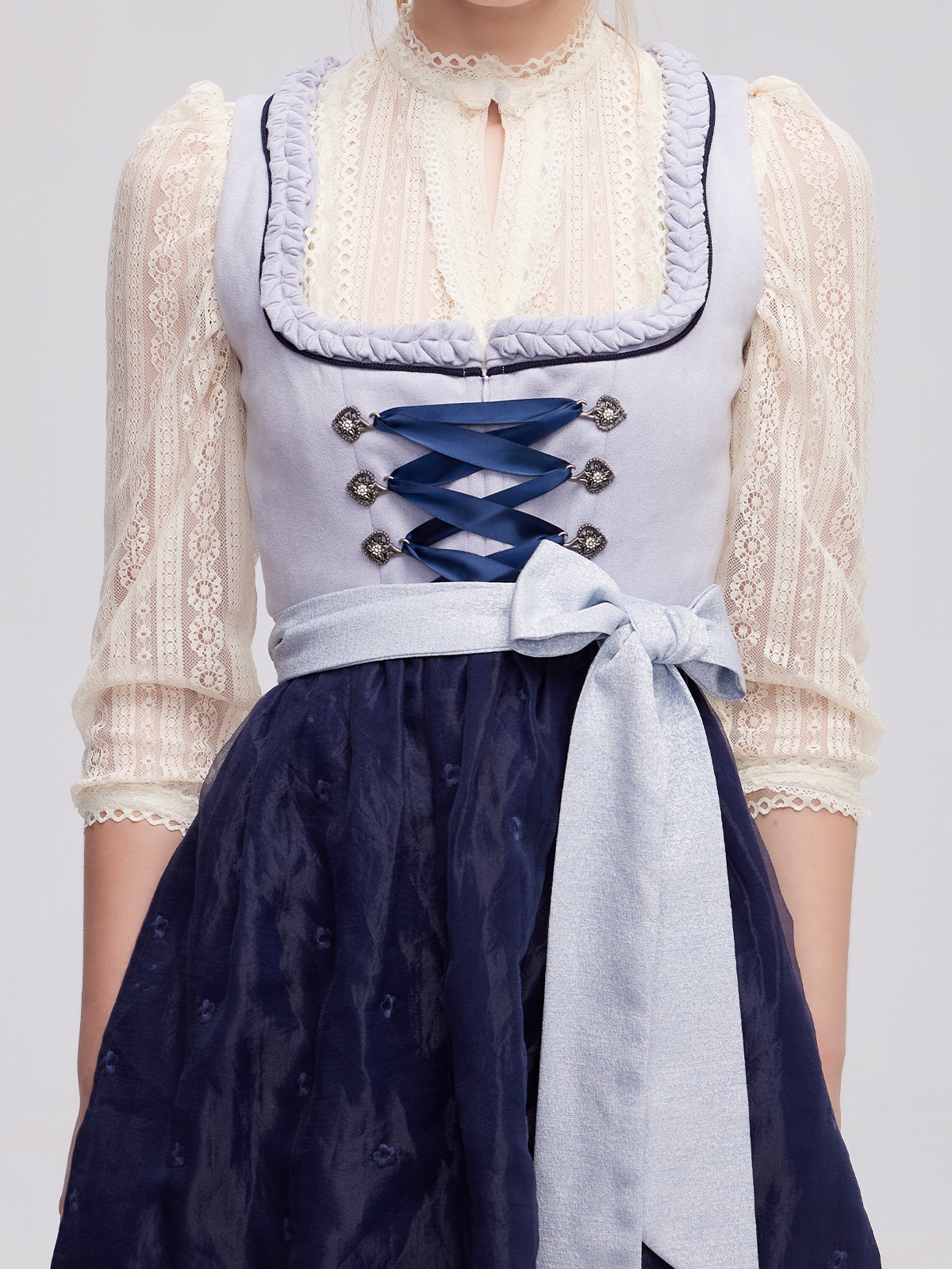 Dunkelblaue Dirndl mit eleganten Accessoires