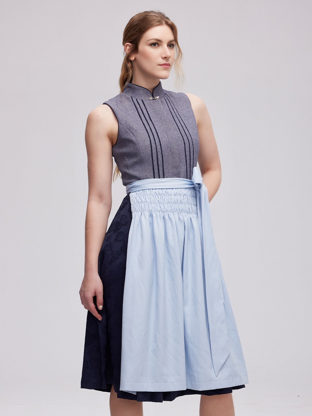 Dirndl in Grau mit V-Ausschnitt Bluse