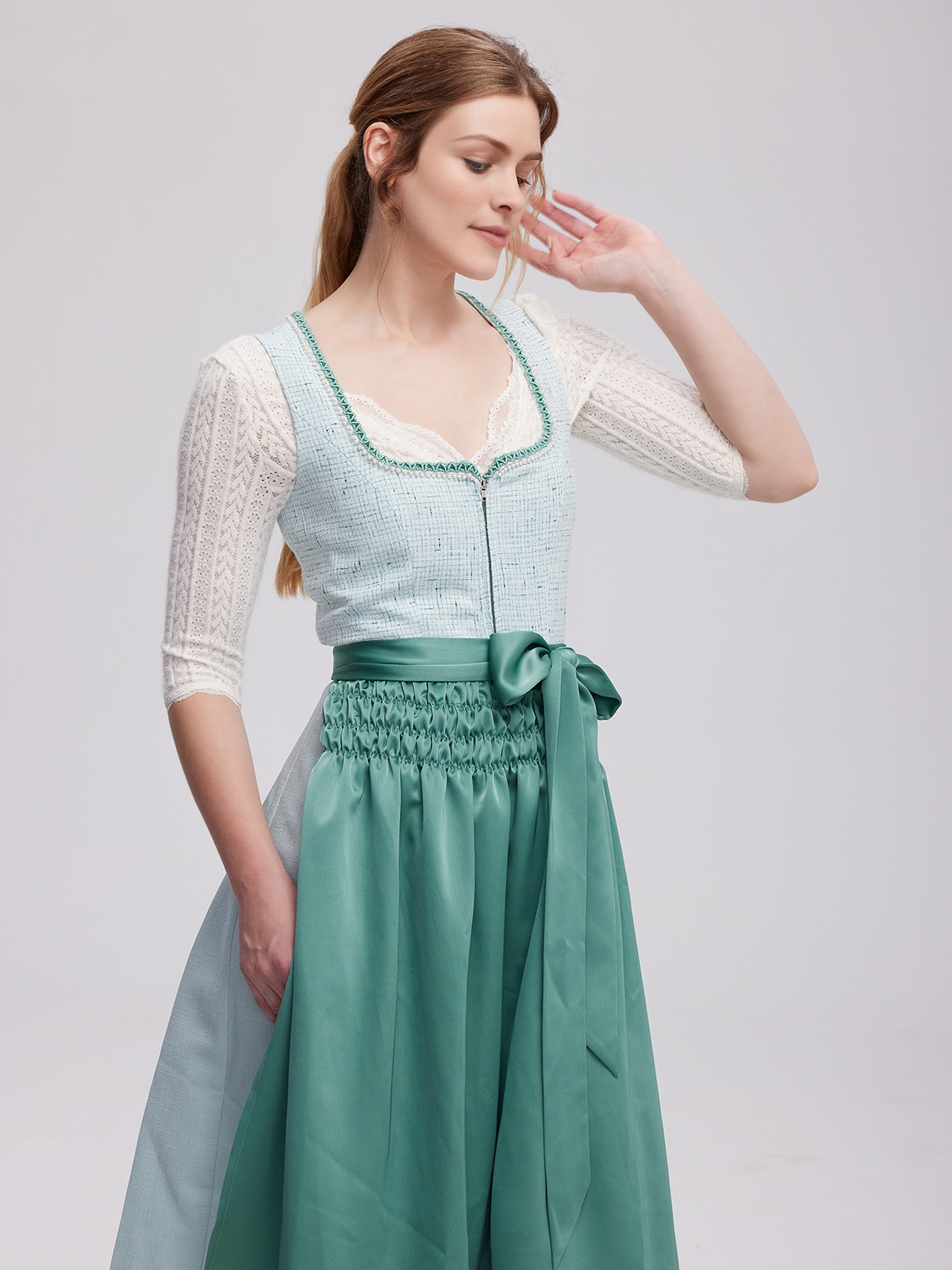 Dirndl in Grün mit weißer Bluse