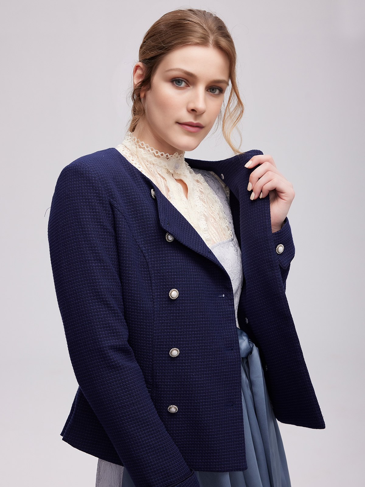 Modernes blaues Dirndl mit traditionellen Elementen