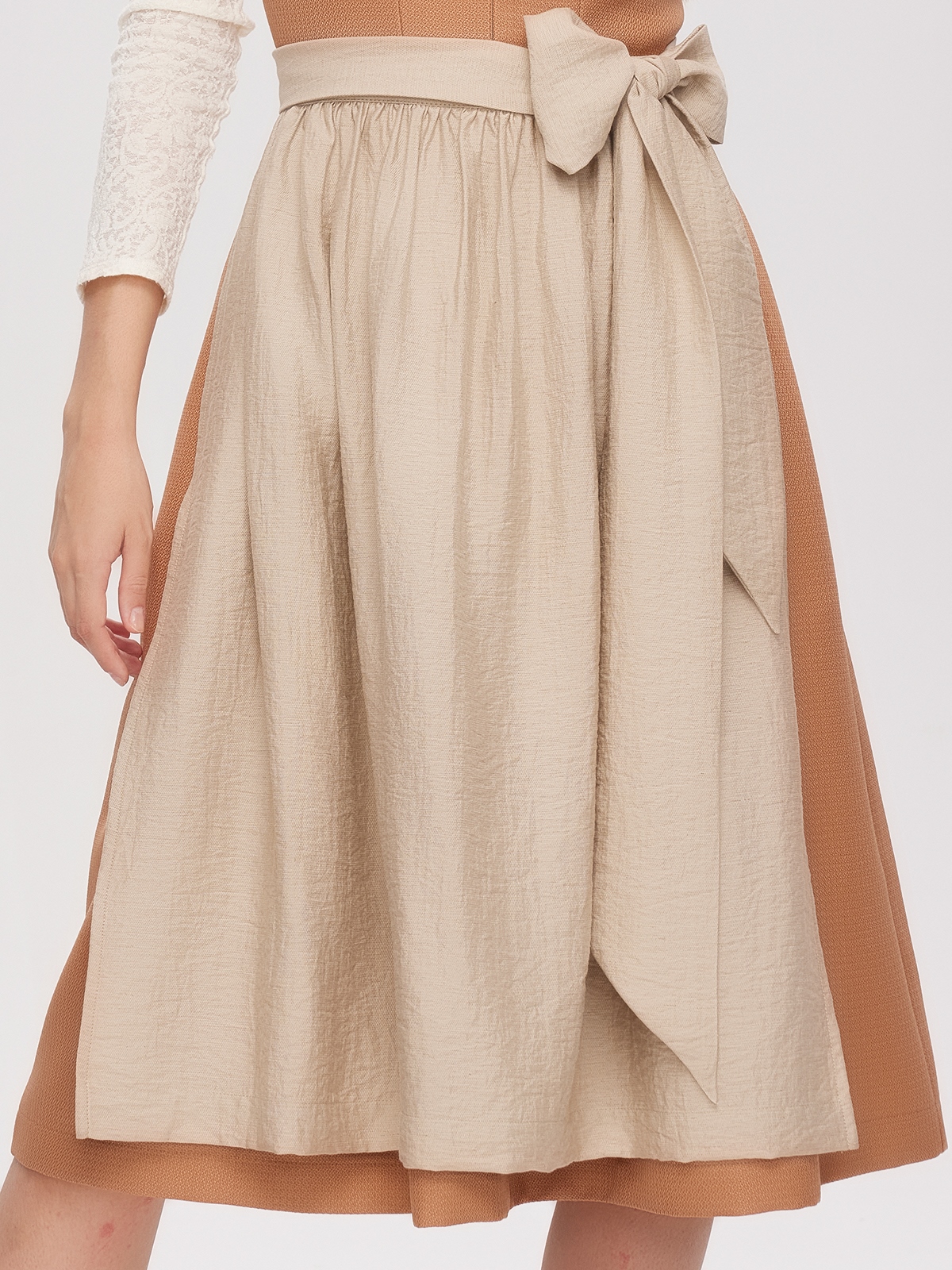 Pinkes Samt Dirndl mit floralen Akzenten