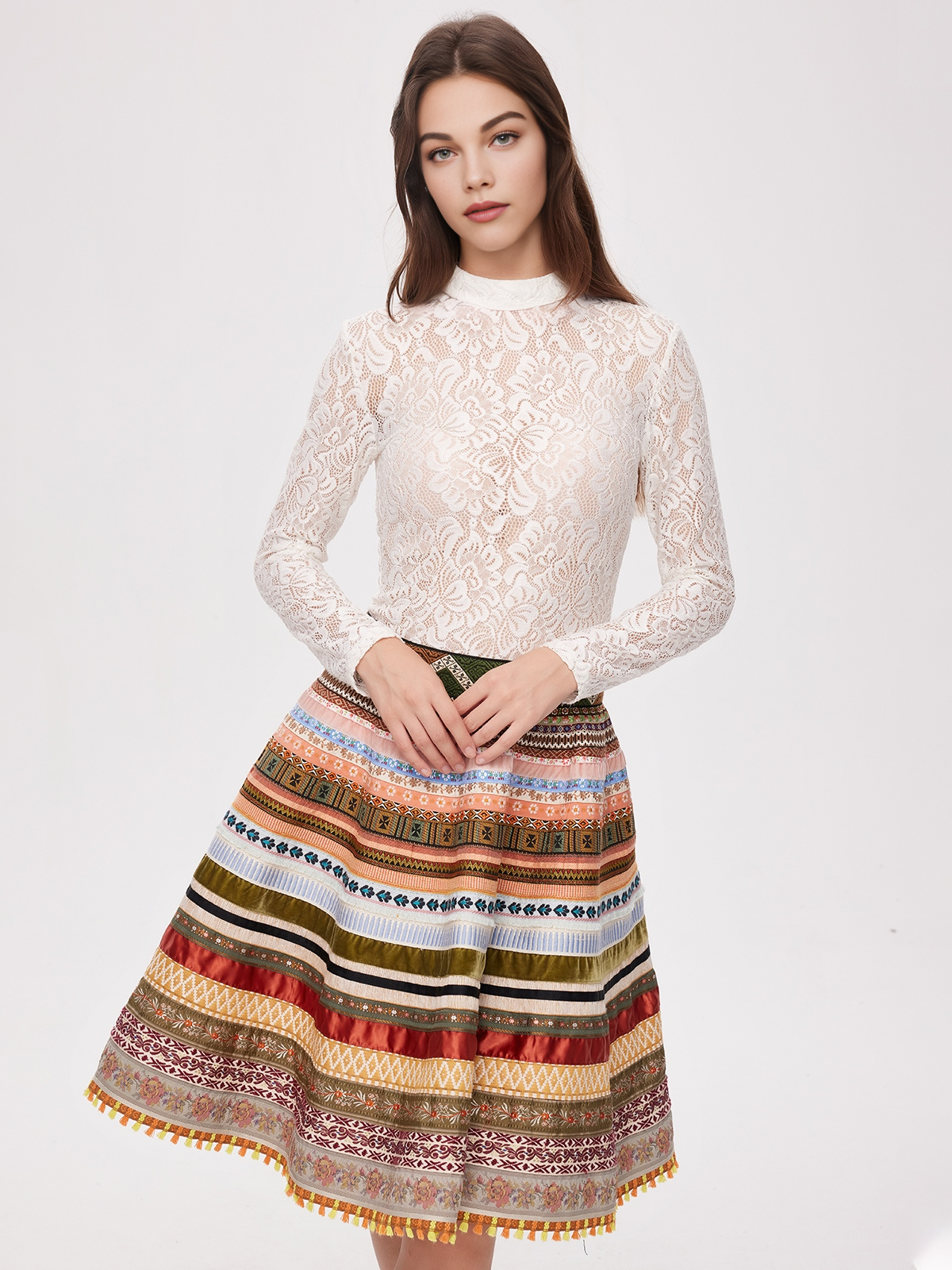 Ein elegantes braunes Dirndl mit grünen Akzenten – perfekt für einen kontrastreichen Look.