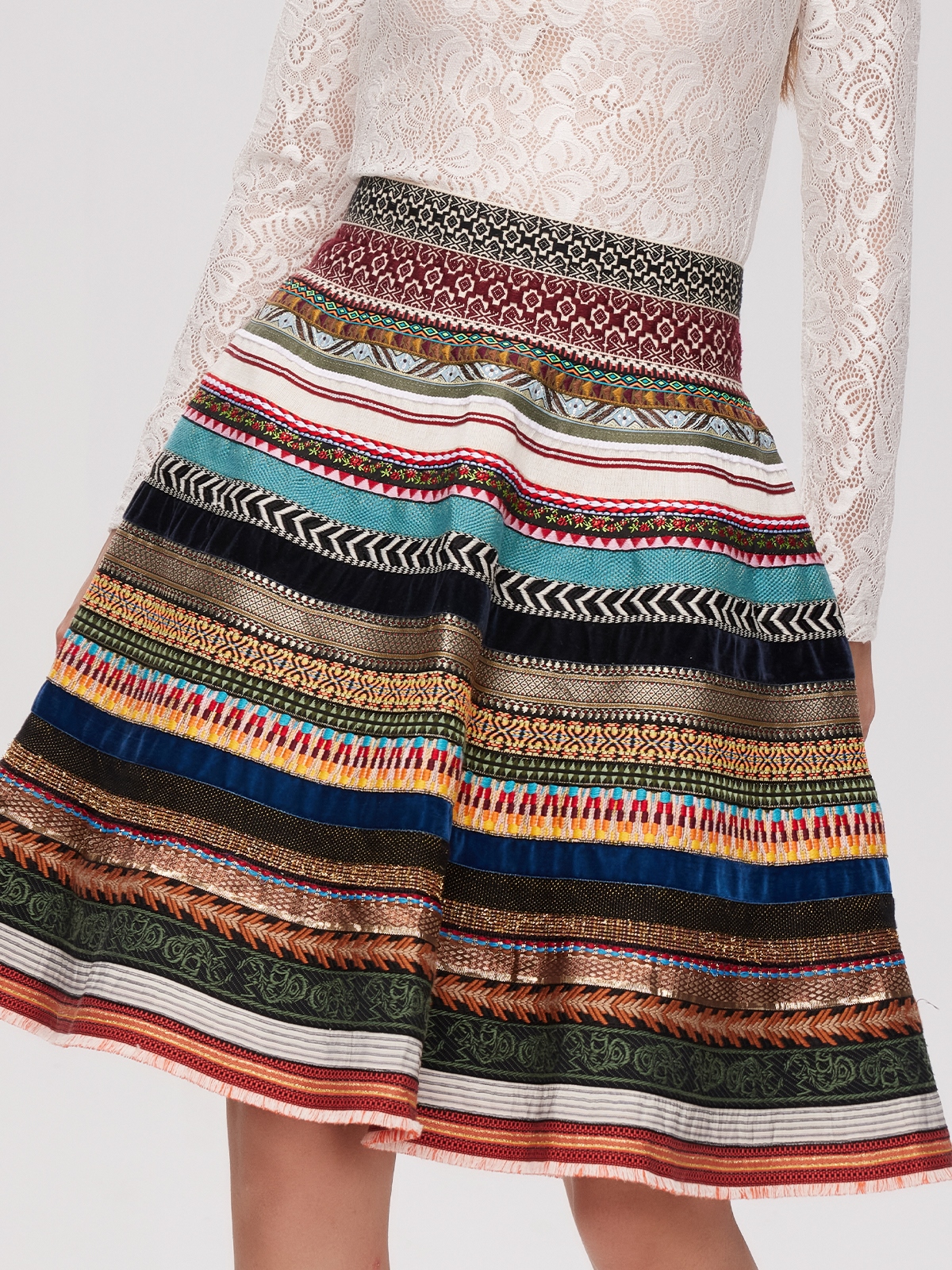 Luxuriöses braunes Samt-Dirndl