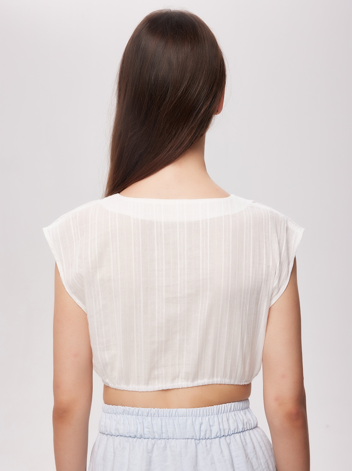 Modernes Dirndl in urbanem Setting