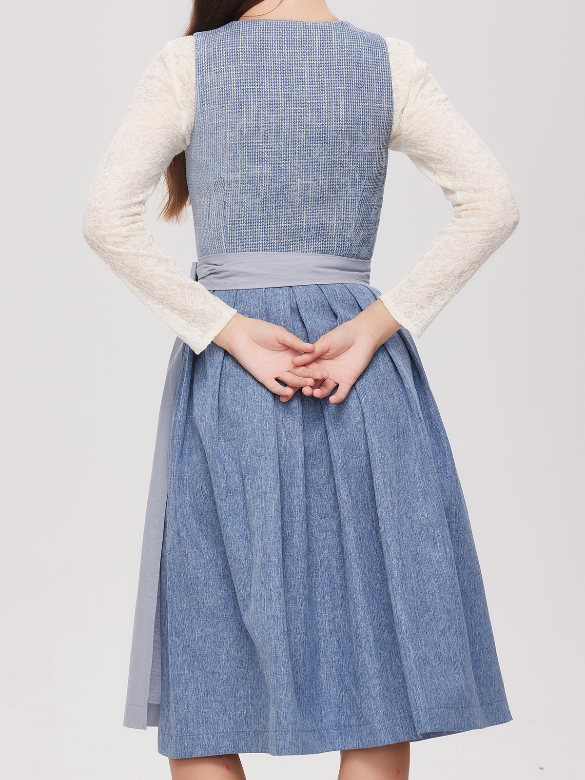 Dirndl in Blau mit eleganter Bluse