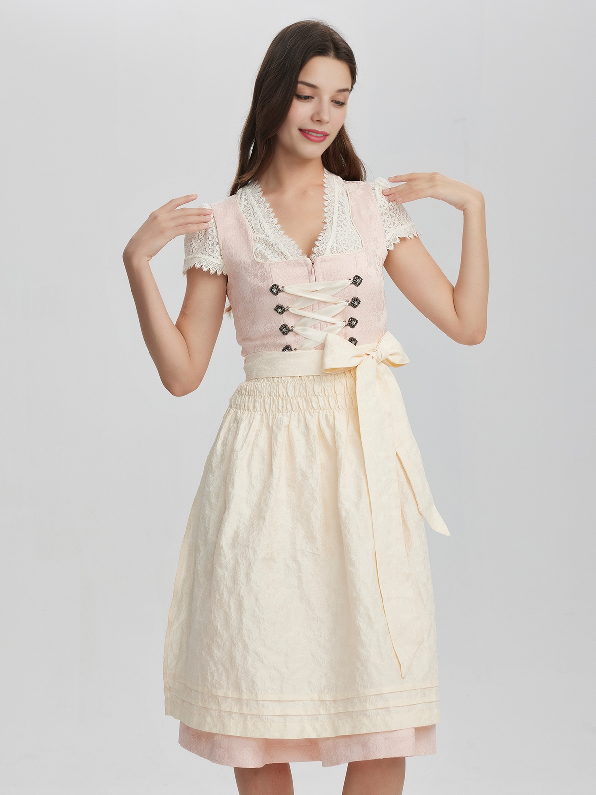 Dunkelgrünes Samt-Dirndl mit eleganter Bluse