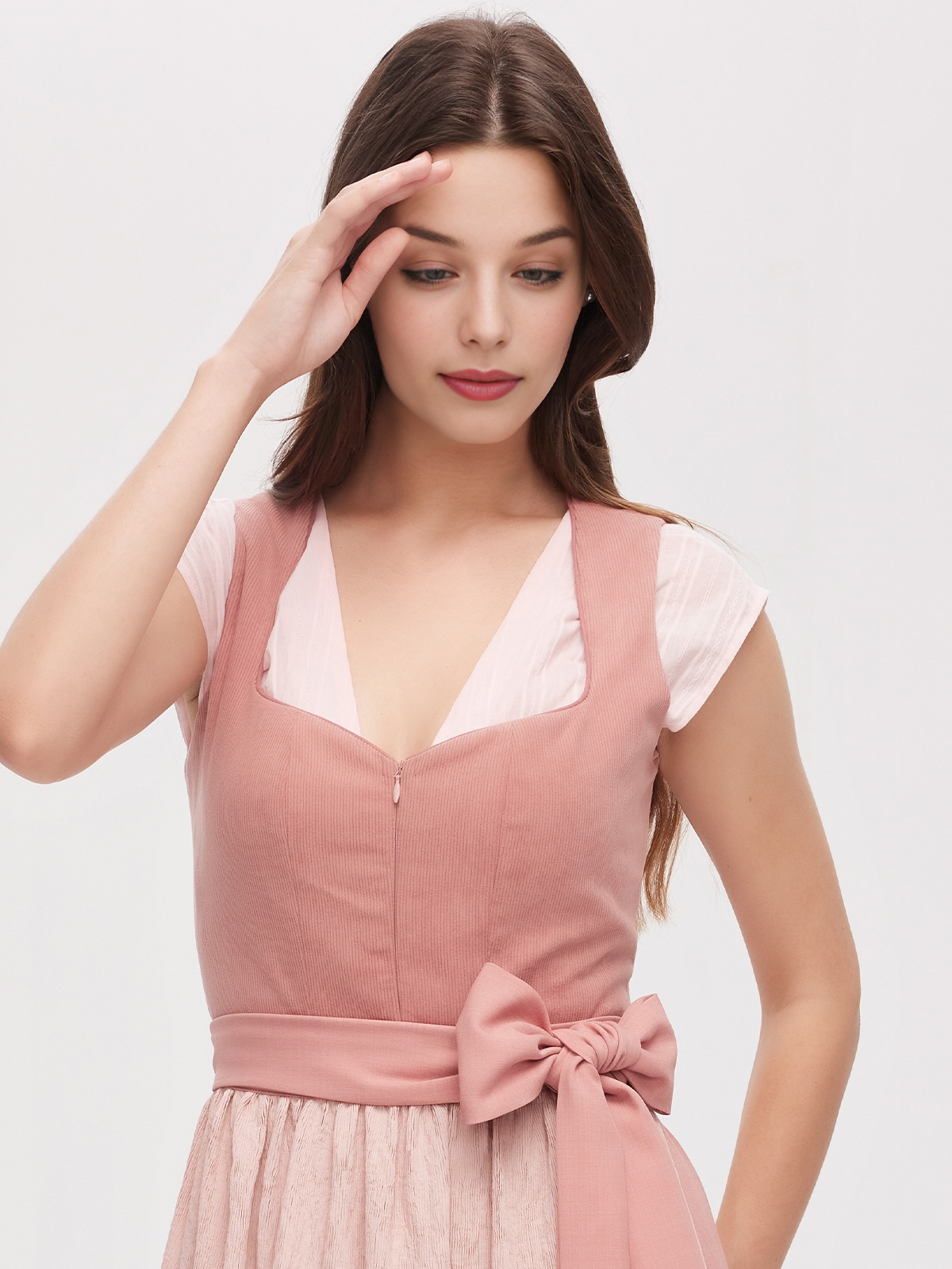 Modernes Dirndl Orange mit femininem Schnitt