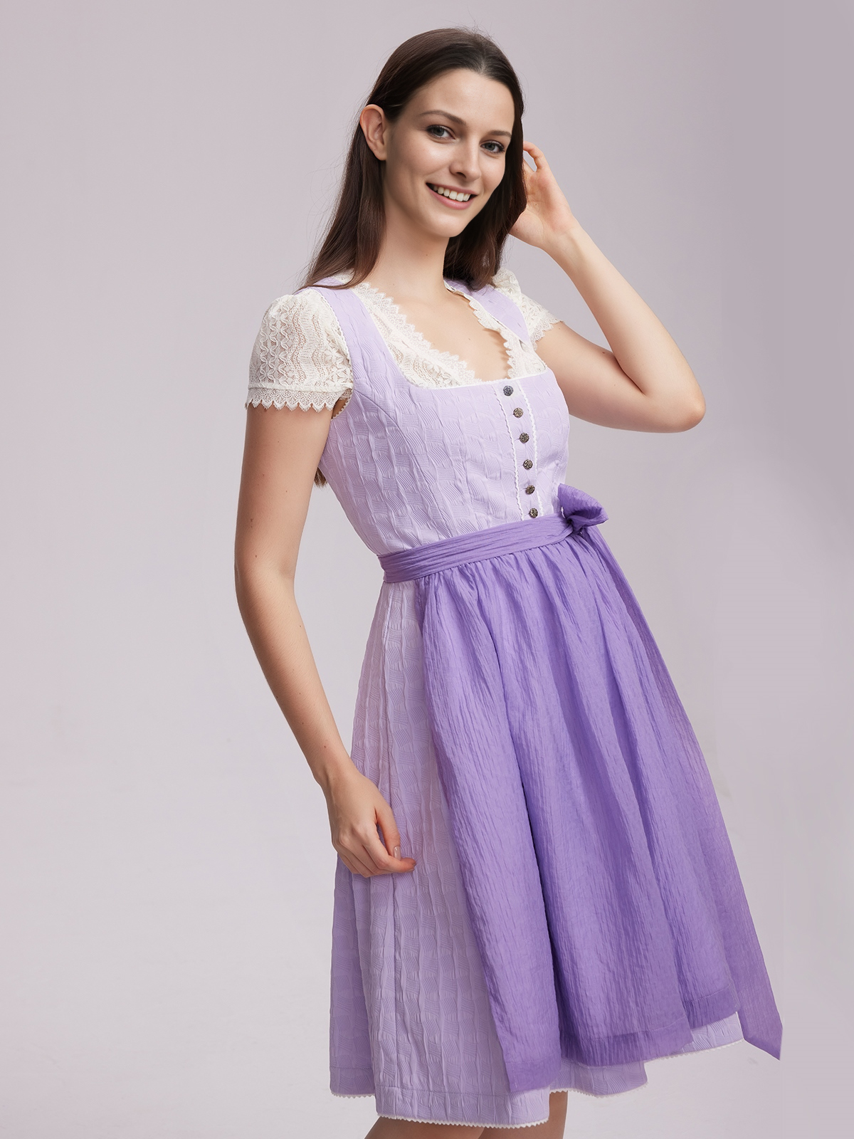 Modernes Dirndl mit Spitzenbody