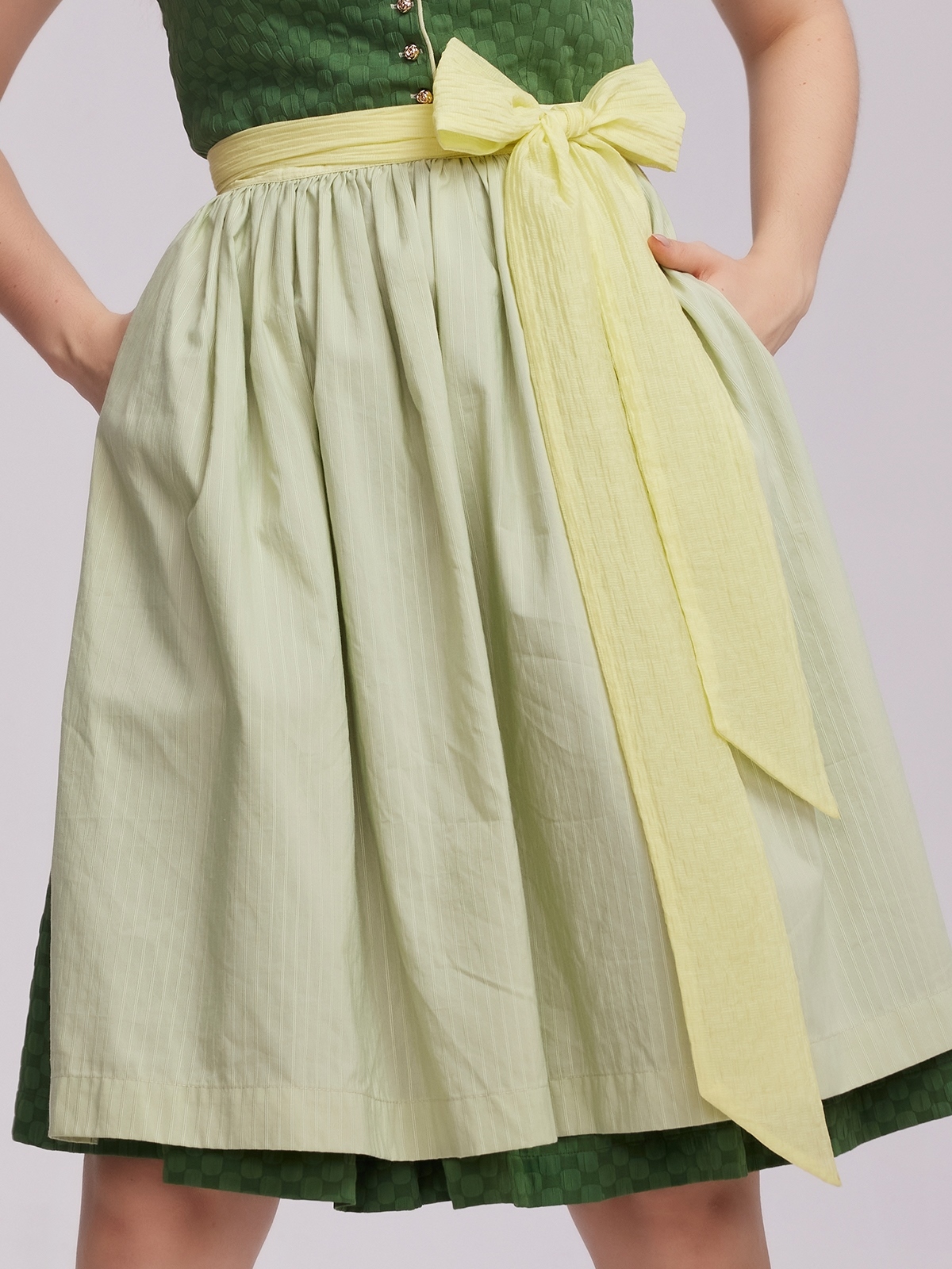 Ein elegantes grünes Dirndl von Ehreer