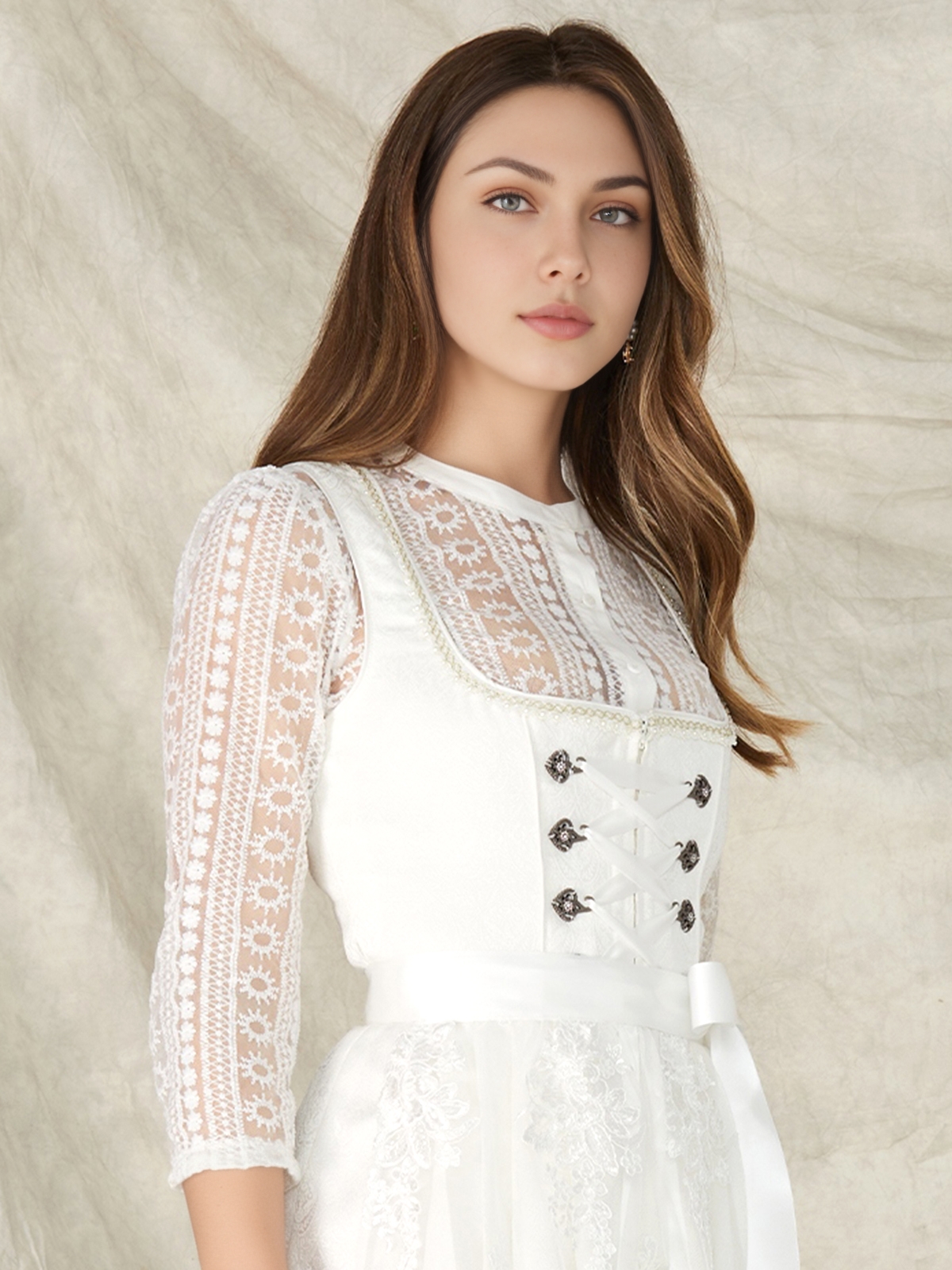 Dirndlbluse in Weiß mit Spitzenverzierungen