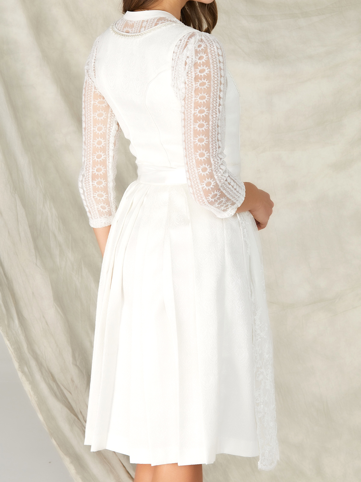 Ein modernes weißes Dirndl mit aufwendigen Stickereien