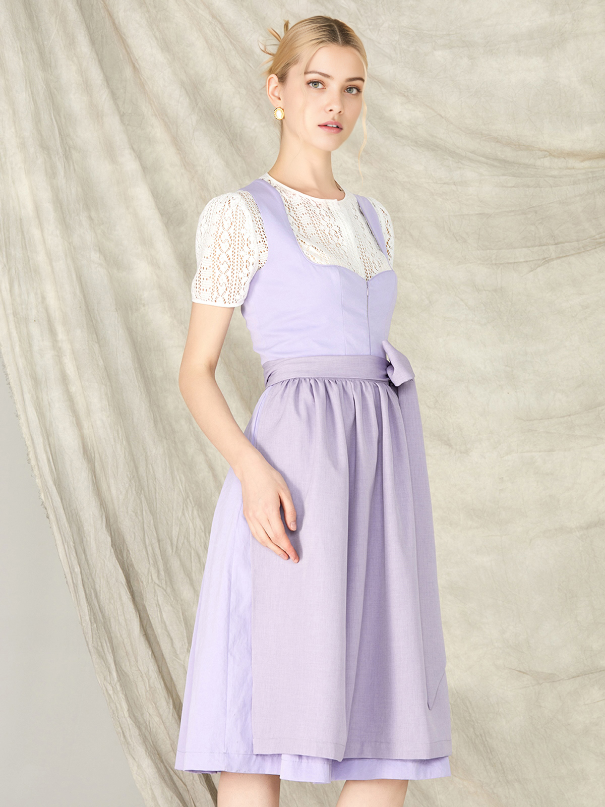 Dunkelgrünes Dirndl mit floralen Details