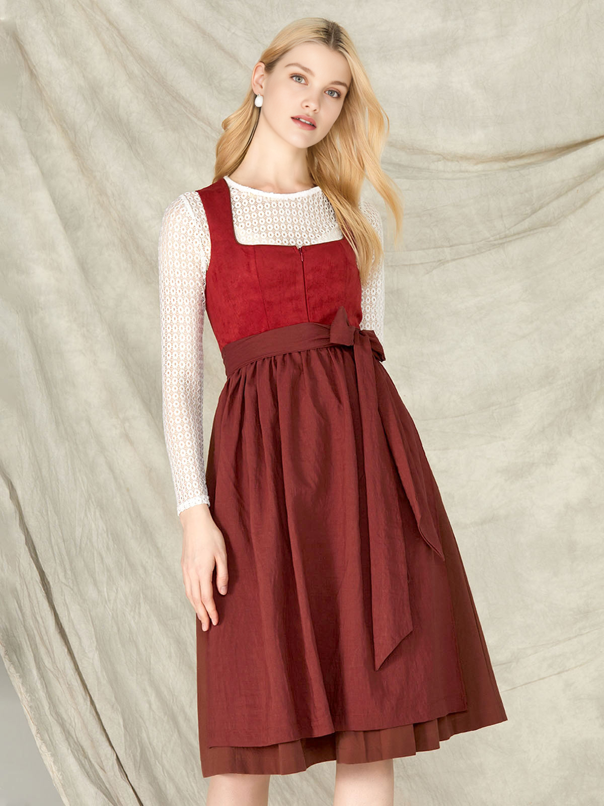 Dirndl in Rot mit hochgeschlossener Bluse