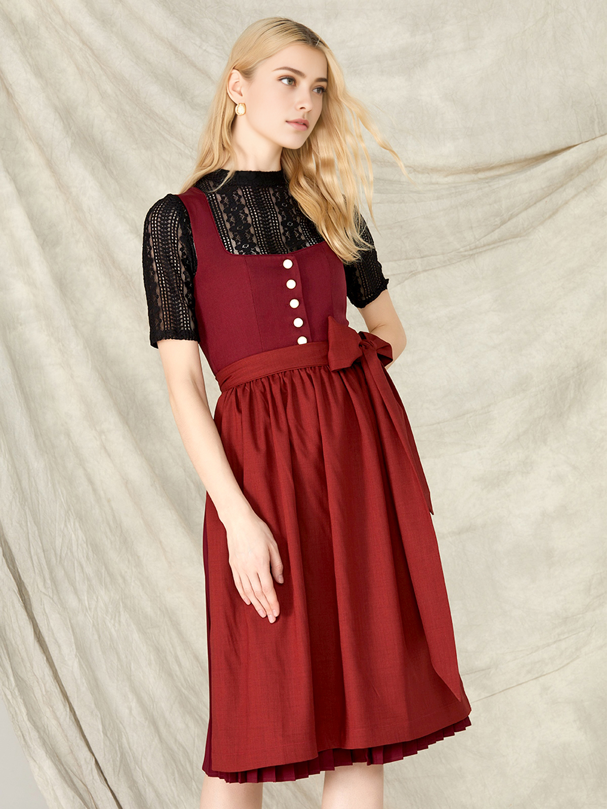 Rosa Samt-Dirndl mit eleganter Bluse