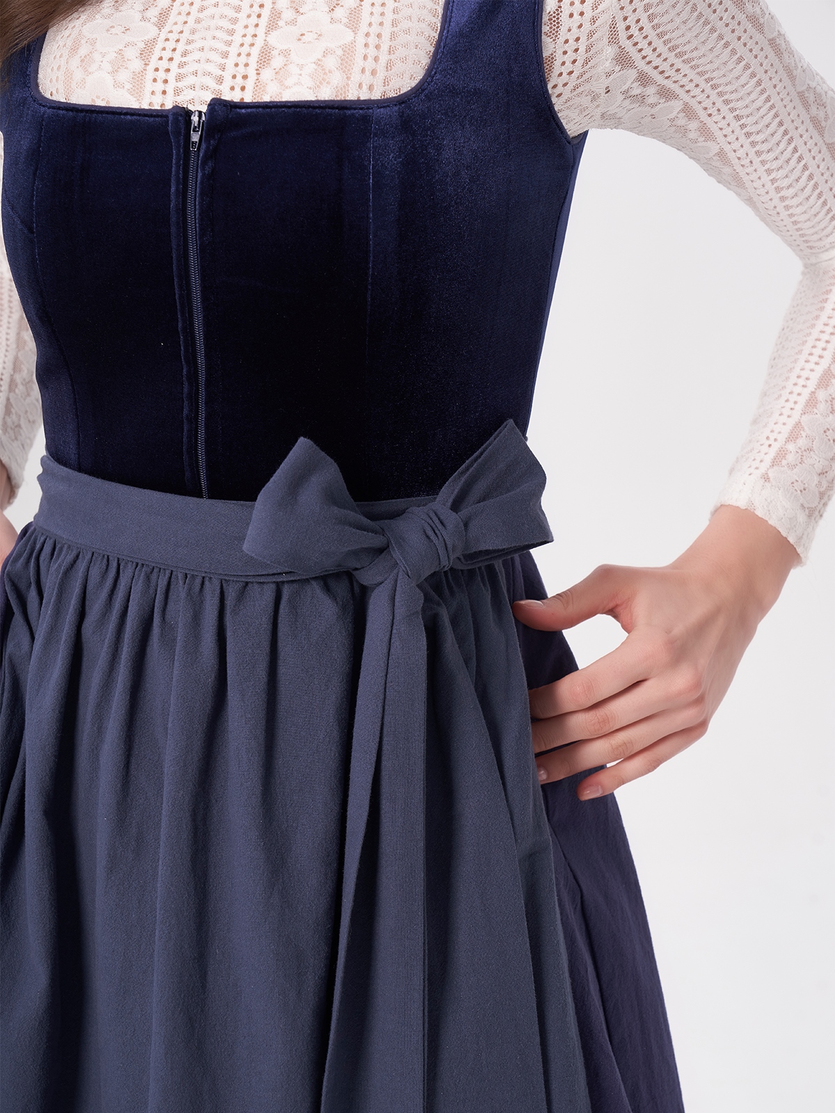 Modernes blaues Ehreer Dirndl