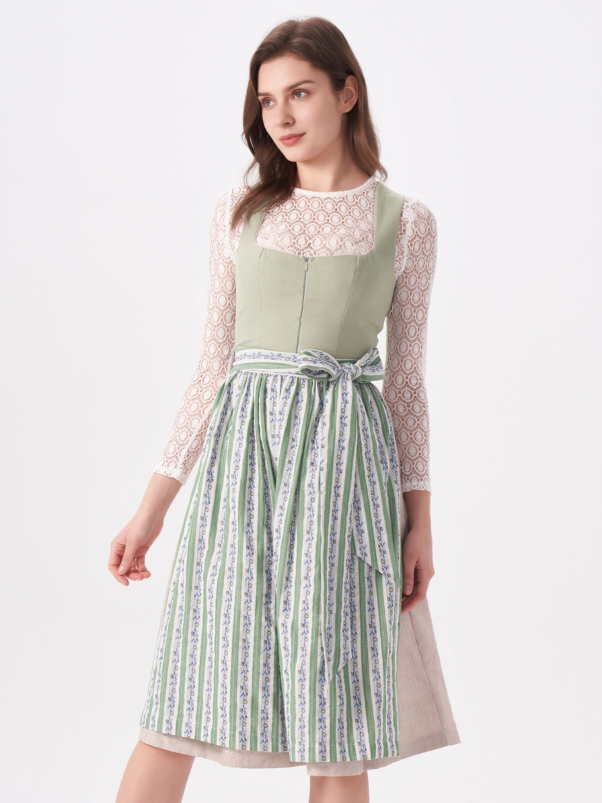 Grünes Dirndl mit floralen Details