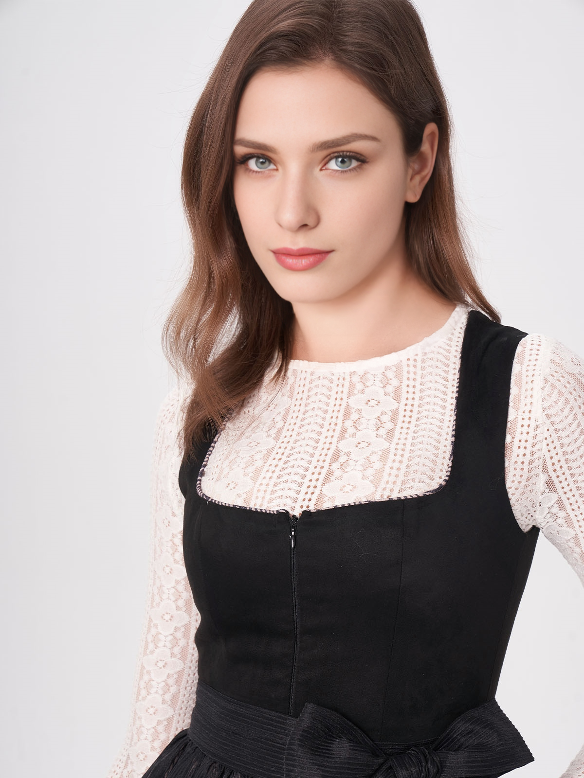 Modernes Dirndl in Dunkelgrün