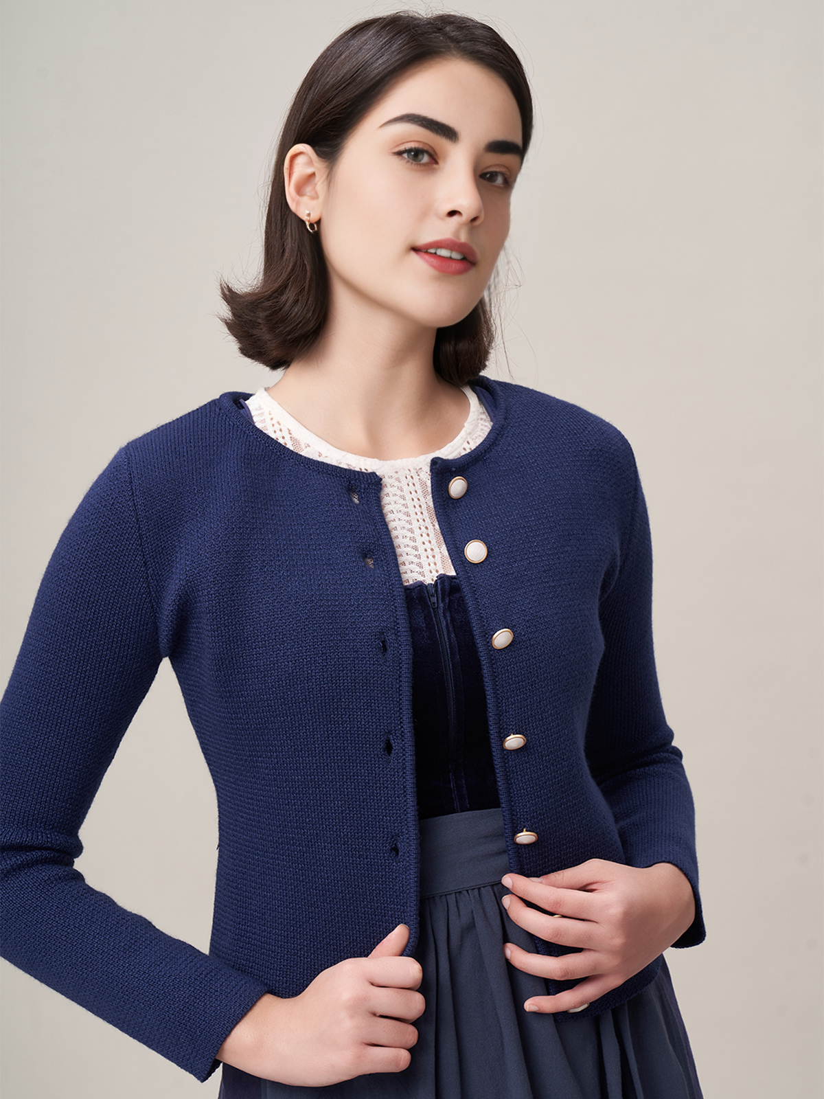 Modernes Dirndl in marineblau mit figurbetonter Taille