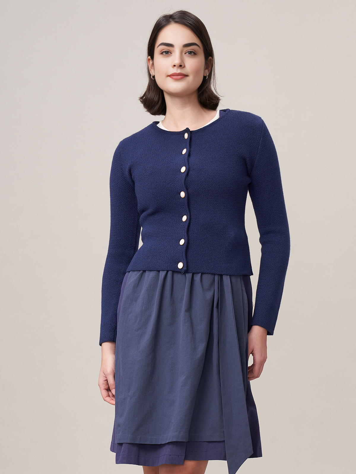 Modernes Dirndl in Marineblau – perfekt für Festivals und Hochzeiten