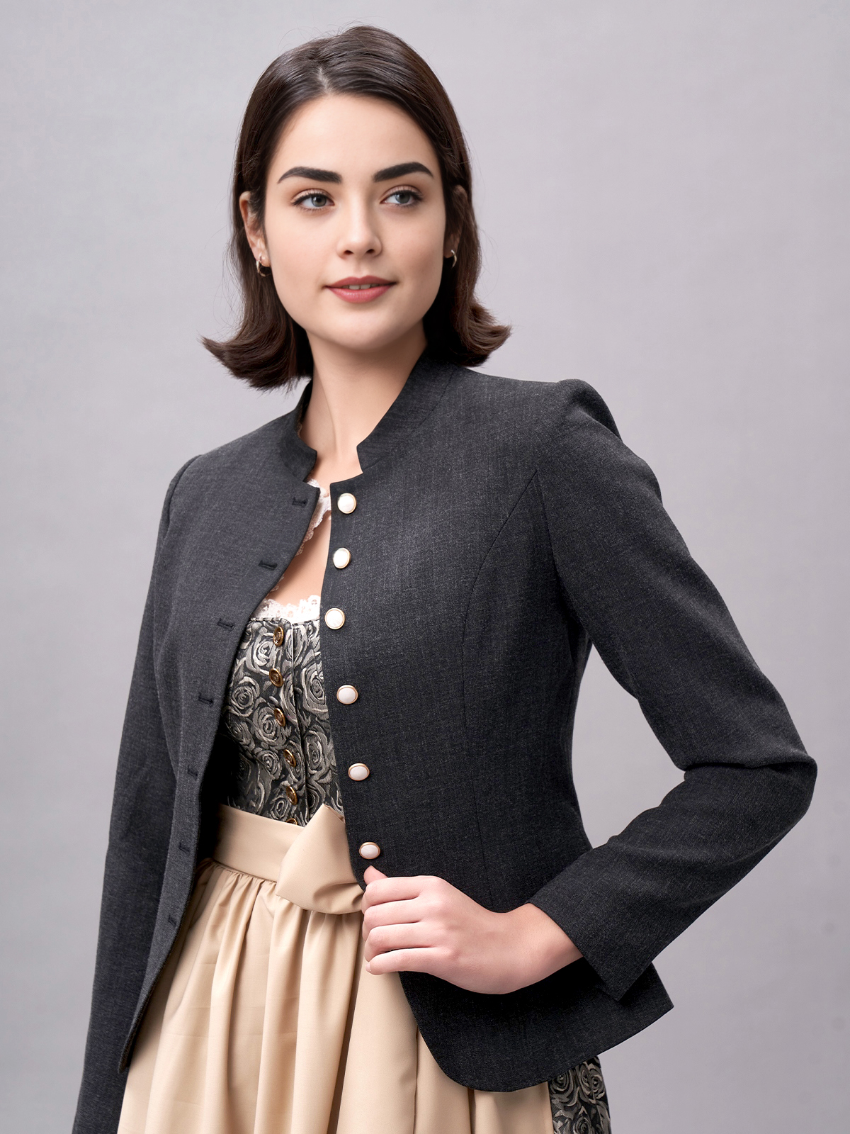 Dirndl in Schwarz mit modernem Schnitt