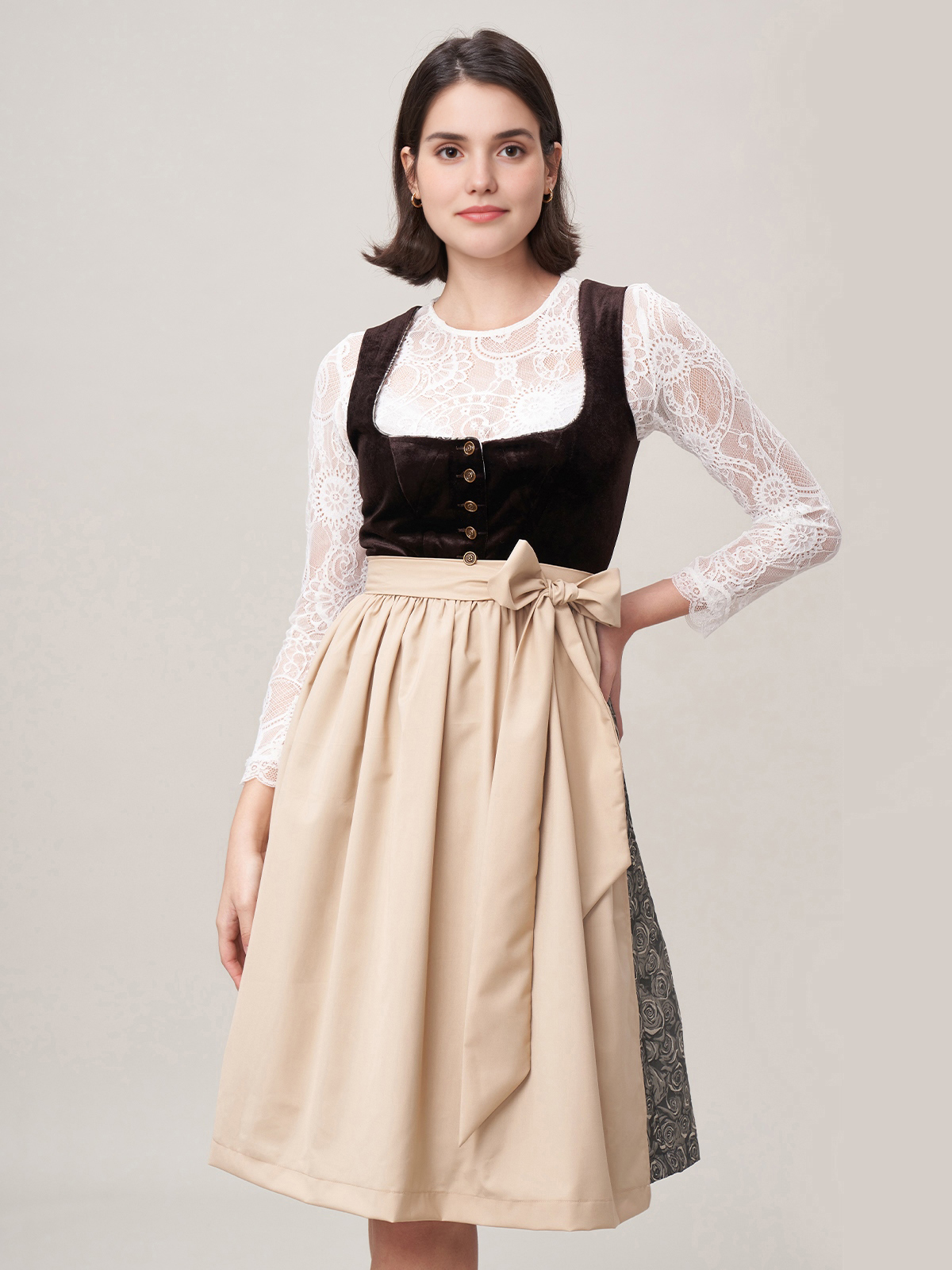 Dirndl in Braun mit weißem Stehkragenhemd
