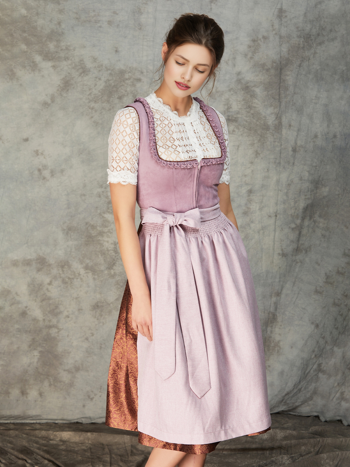 Modernes Dirndl in Lila – feminin und stilvoll