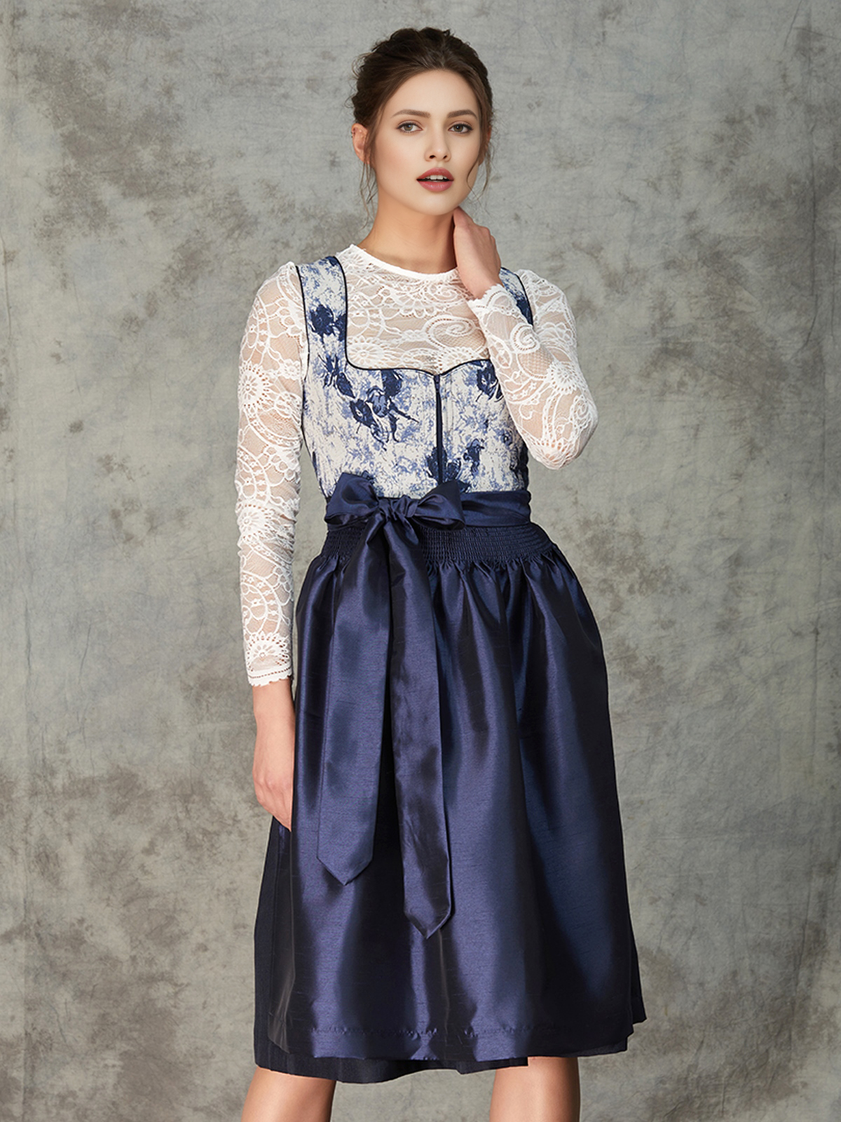 Gelbes Dirndl mit stilvoller Bluse