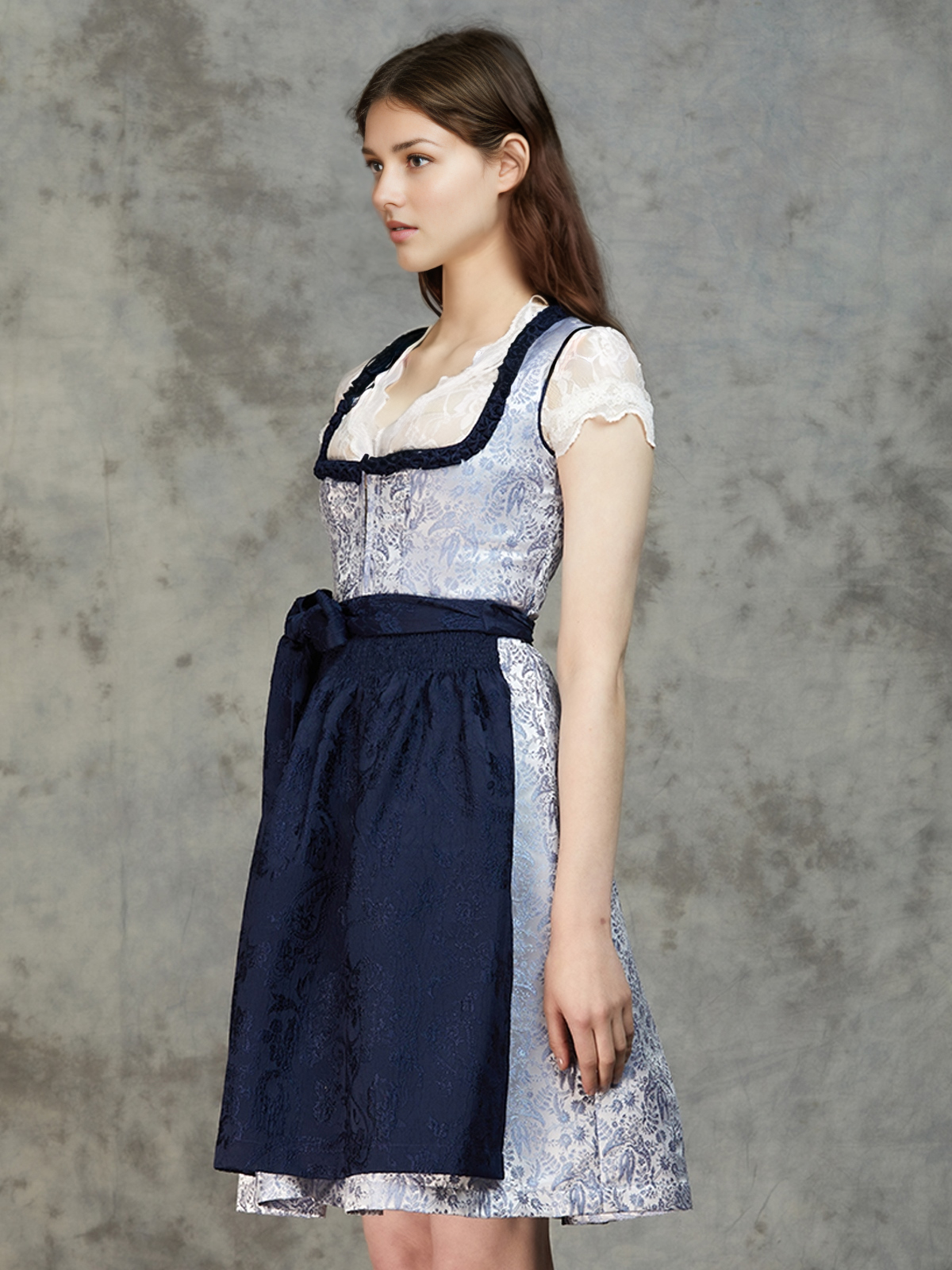 Dirndl in Blau und Braun – ein harmonisches Farbspiel