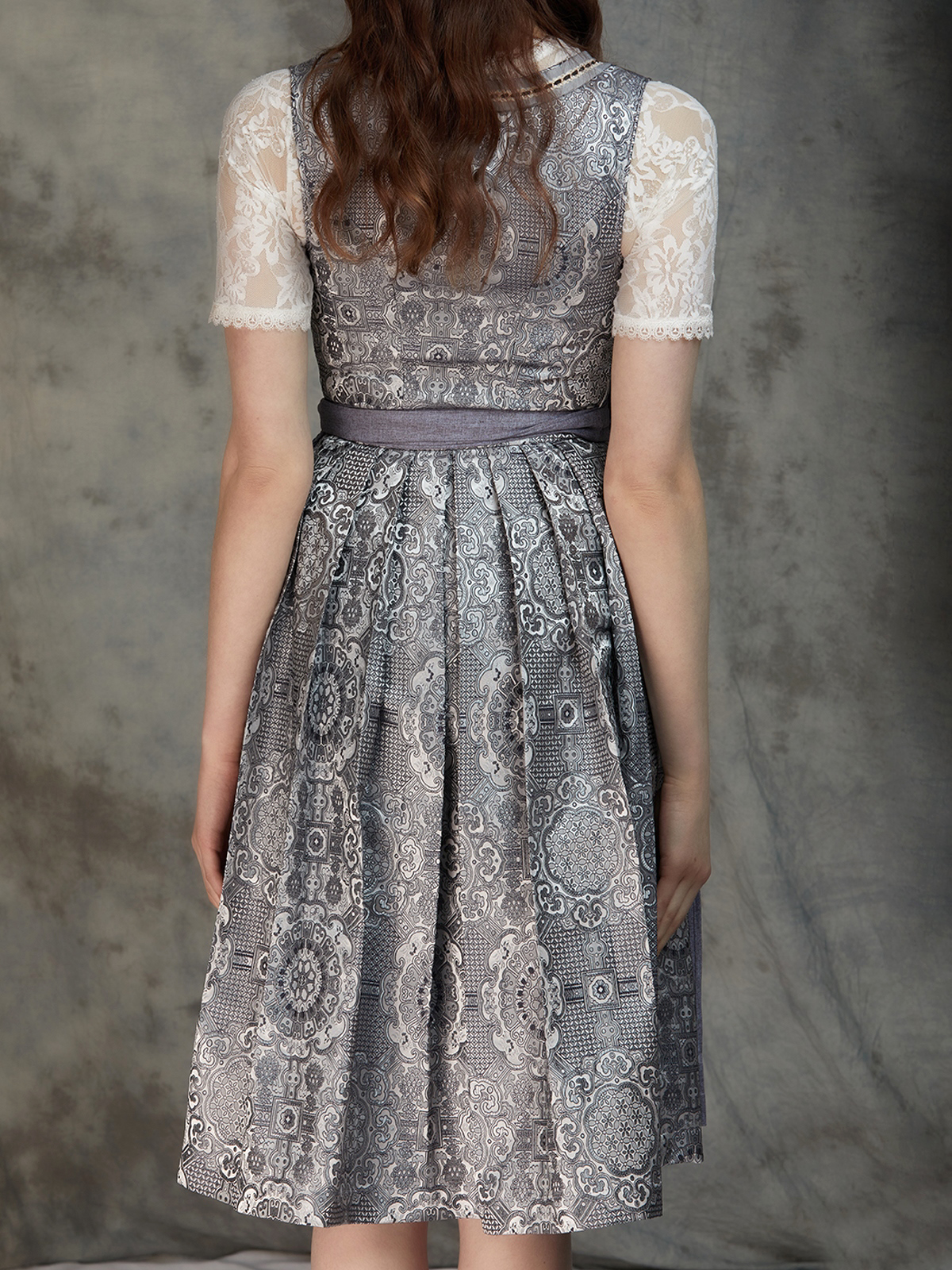 Modernes dunkelblaues Dirndl mit eleganter Silhouette