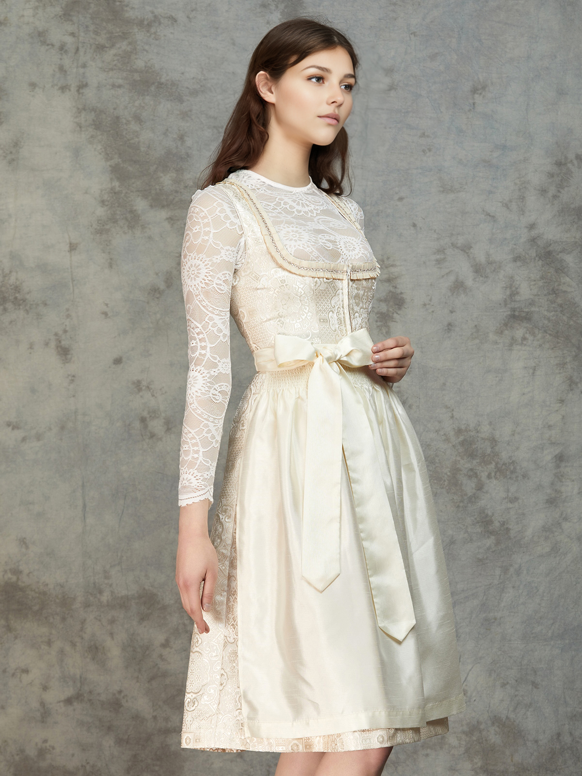 Elegante geschlossene Dirndlbluse mit Spitzenverzierung