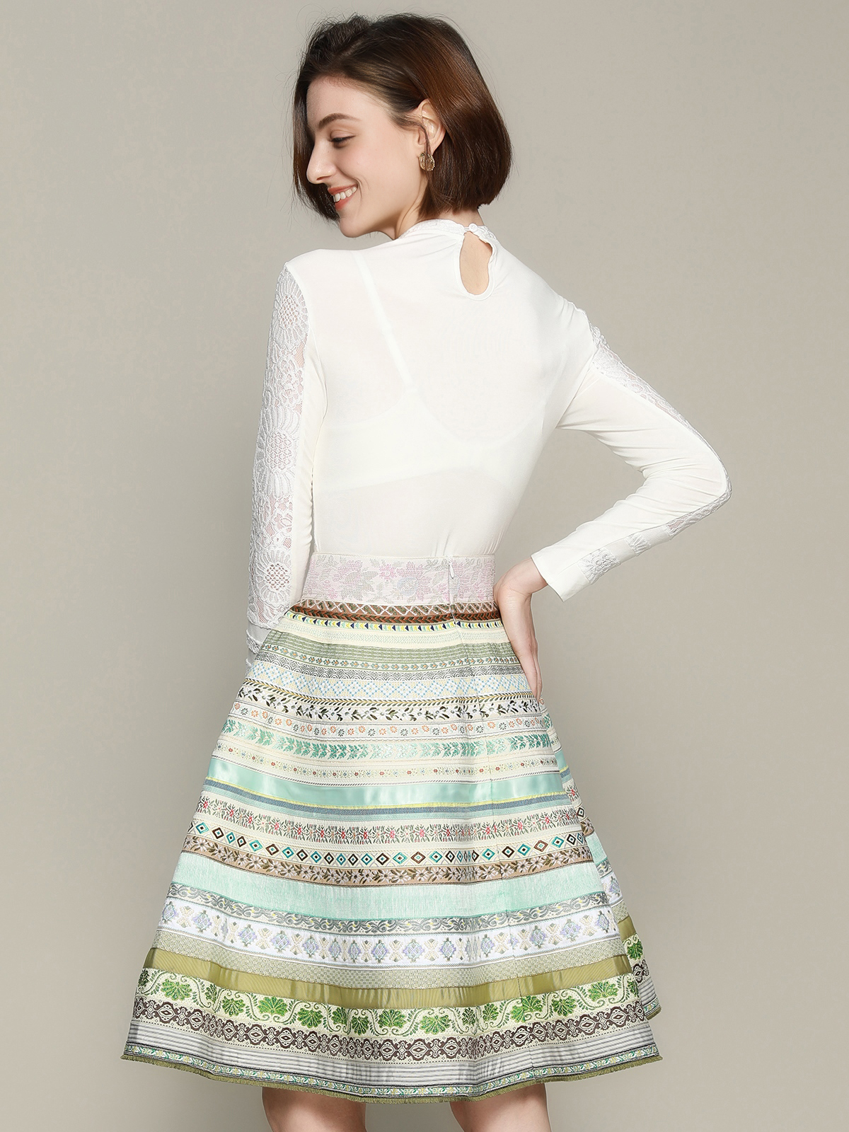 Dirndl Grün mit floralen Details