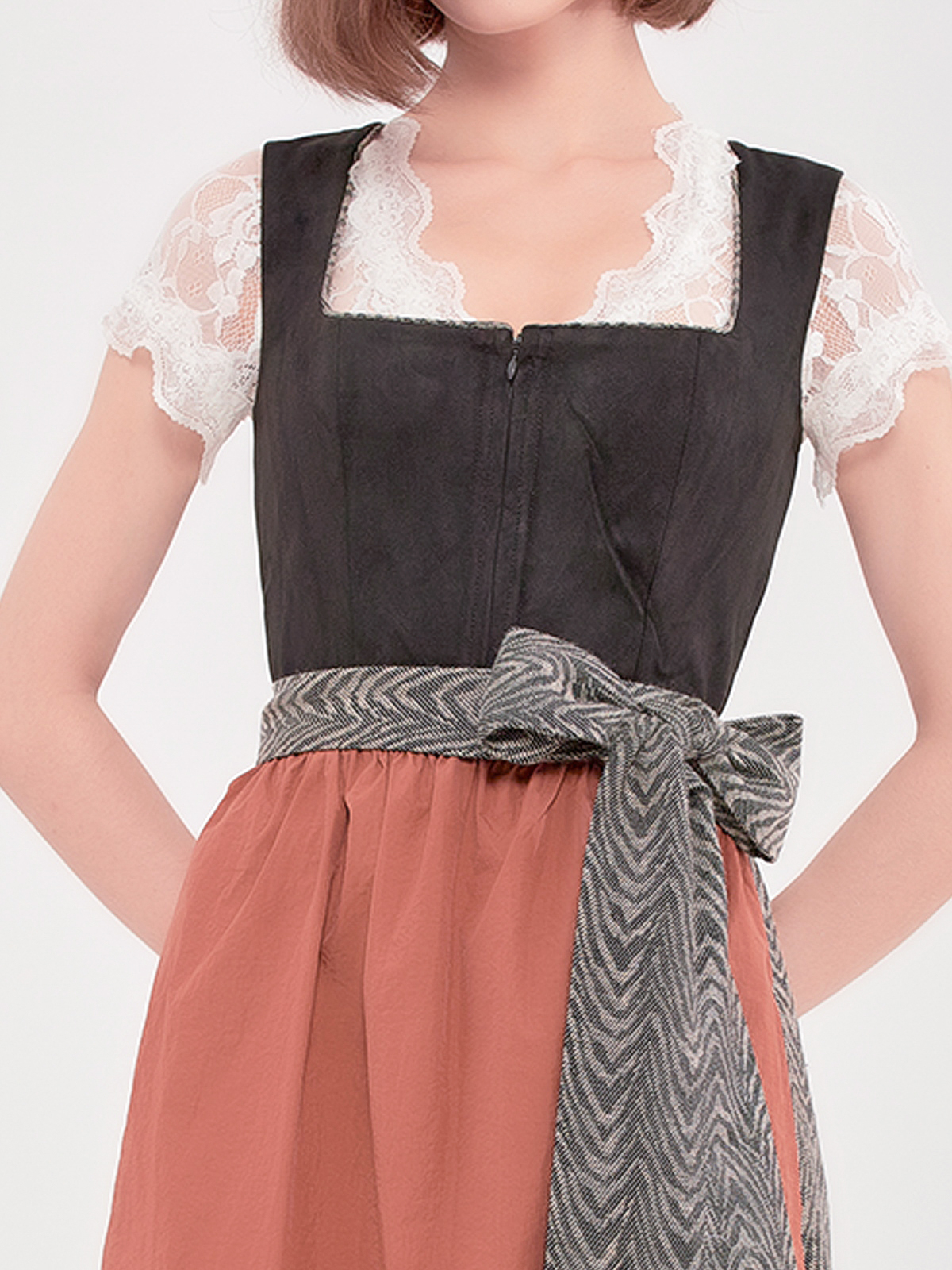 Graues Dirndl mit raffinierten Details