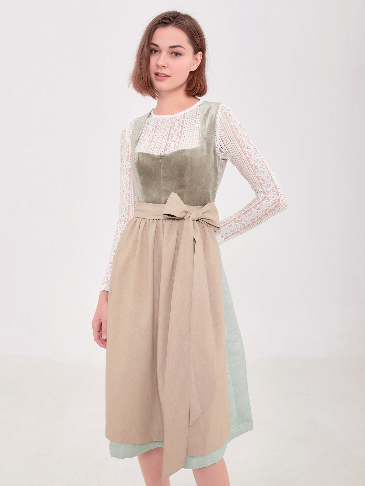Dirndl Mintgrün mit modernen Accessoires