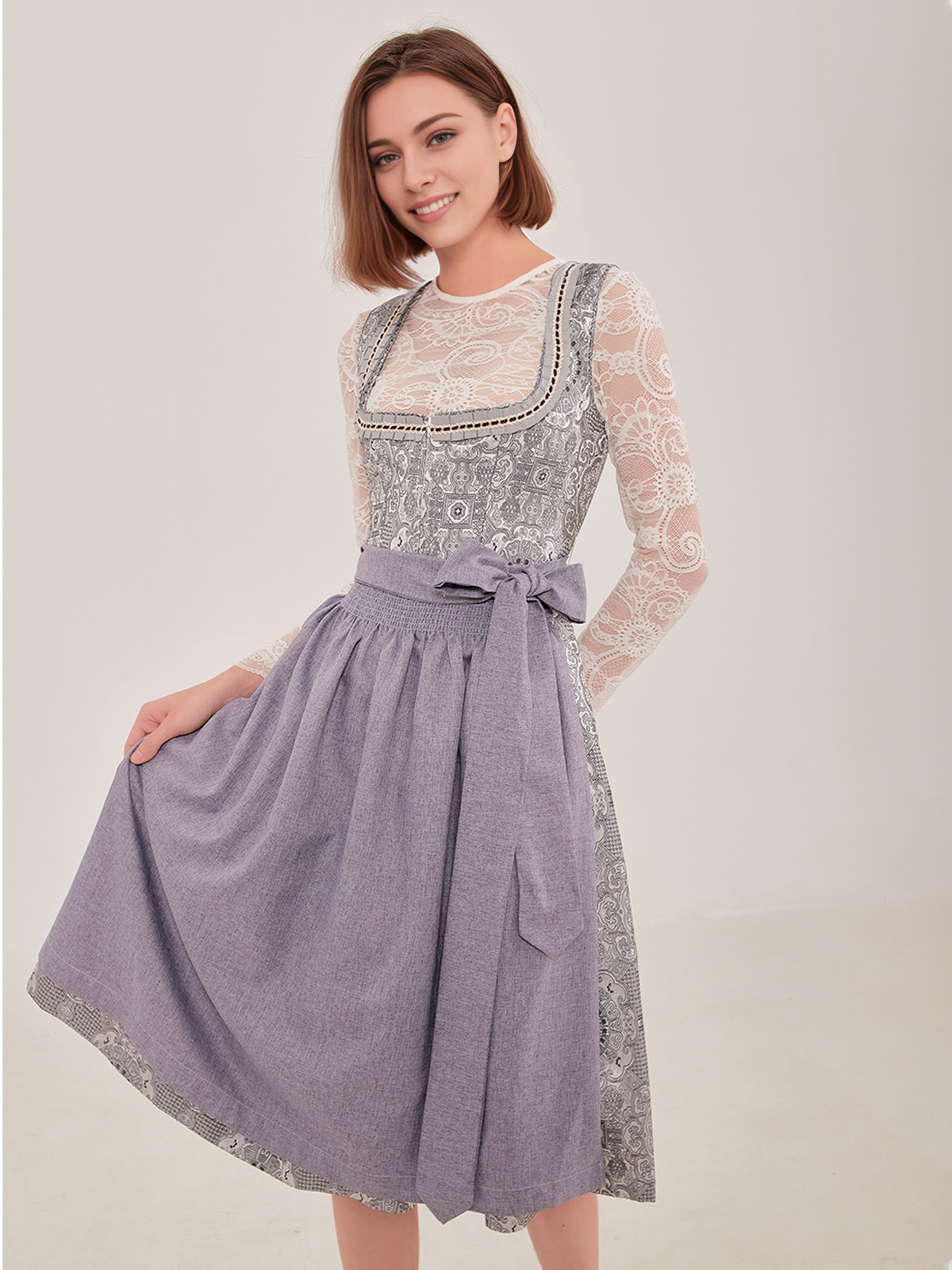 Schwarze Dirndl Bluse mit grauem Dirndl