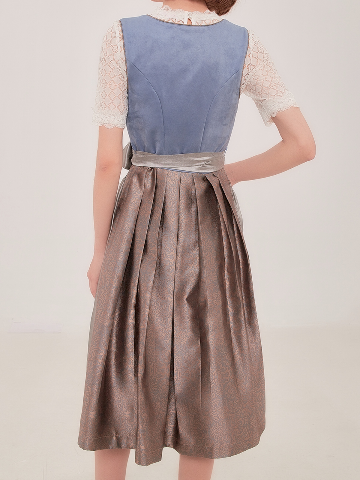 Oranges Dirndl mit modernem Schnitt