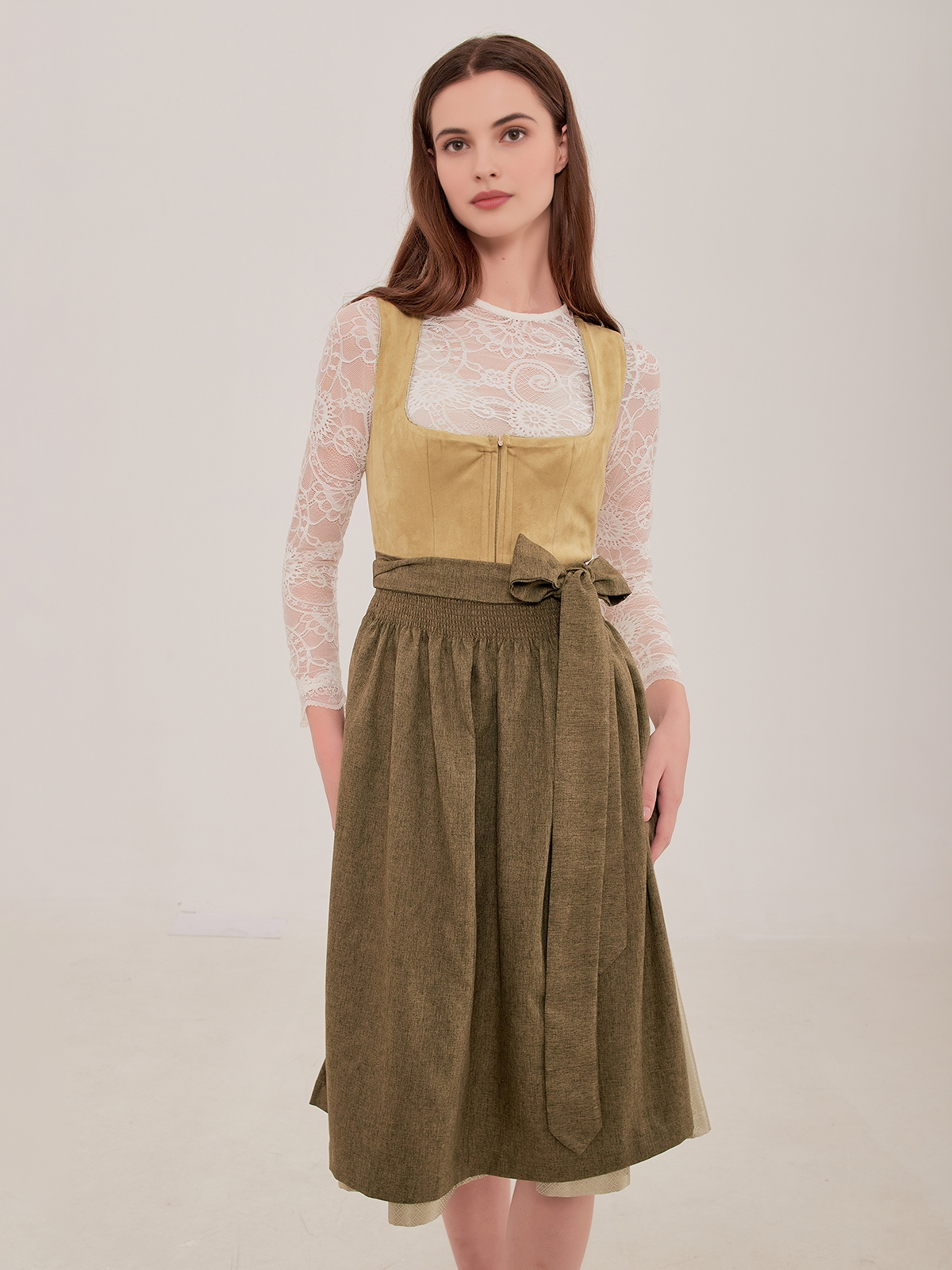 Ein elegantes lila Dirndl mit modernen Details