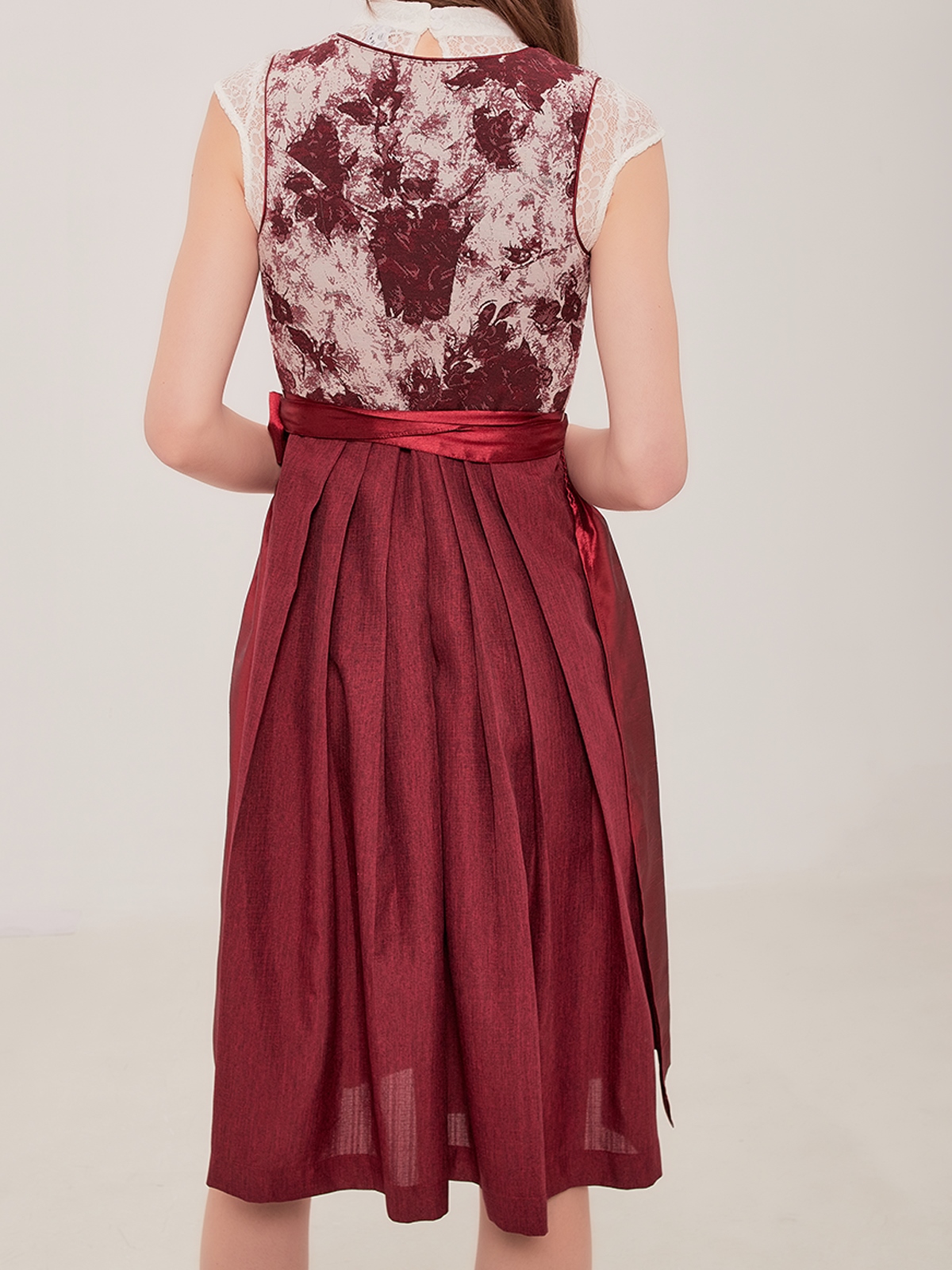 Modernes Dirndl weinrot mit schlanker Silhouette