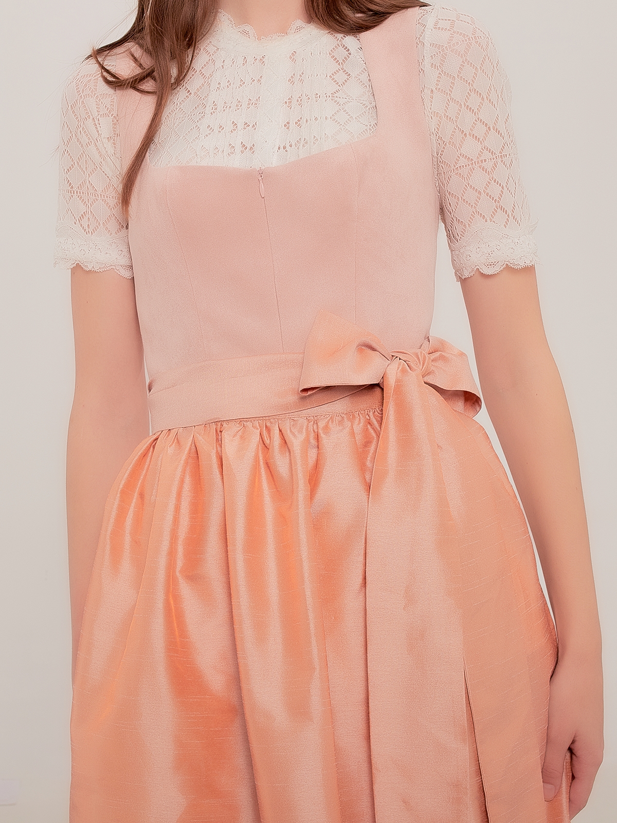 Modernes Dirndl mit geradem Ausschnitt in Rosa