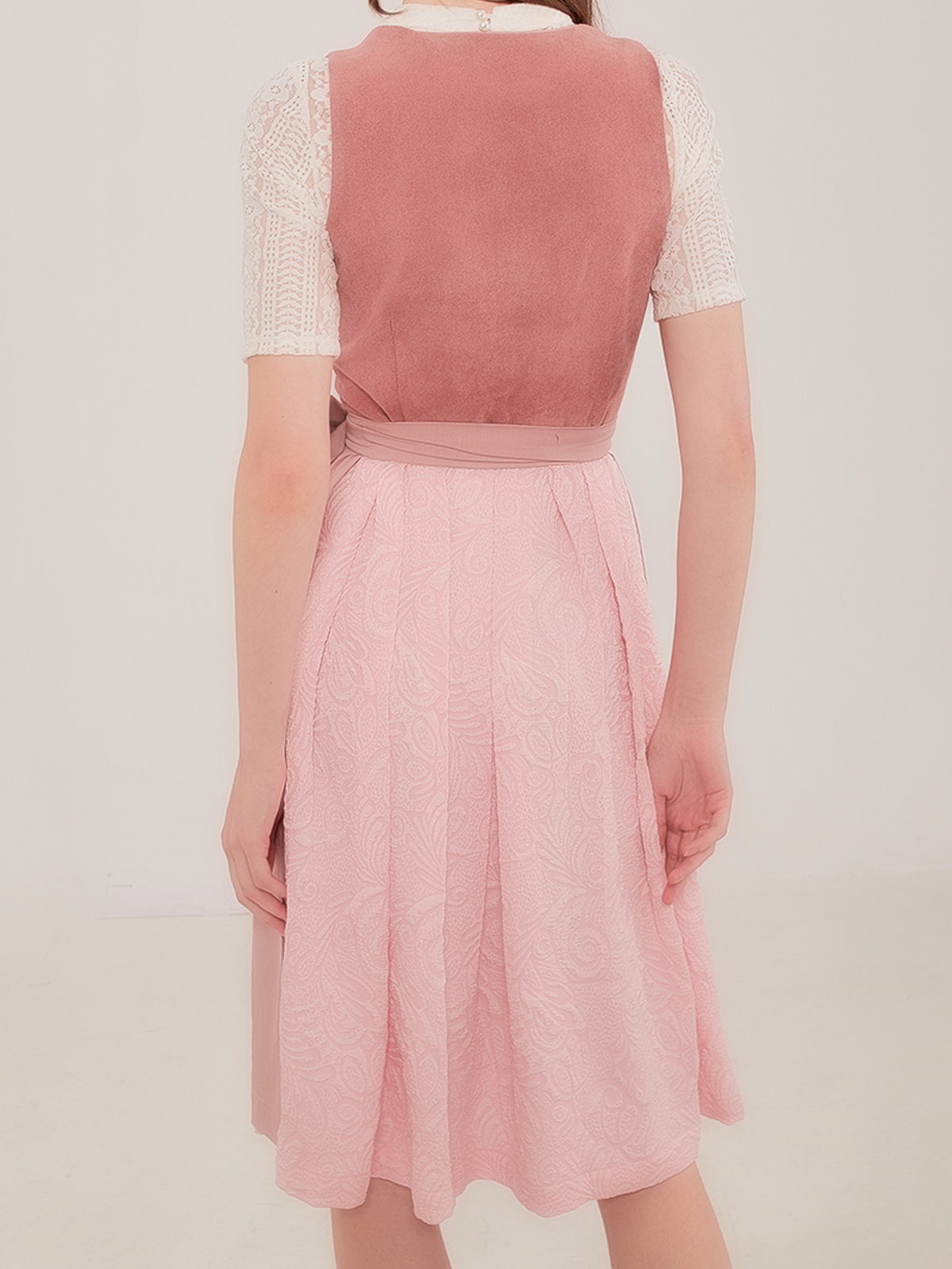 Modernes Dirndl Pink in urbanem Stil