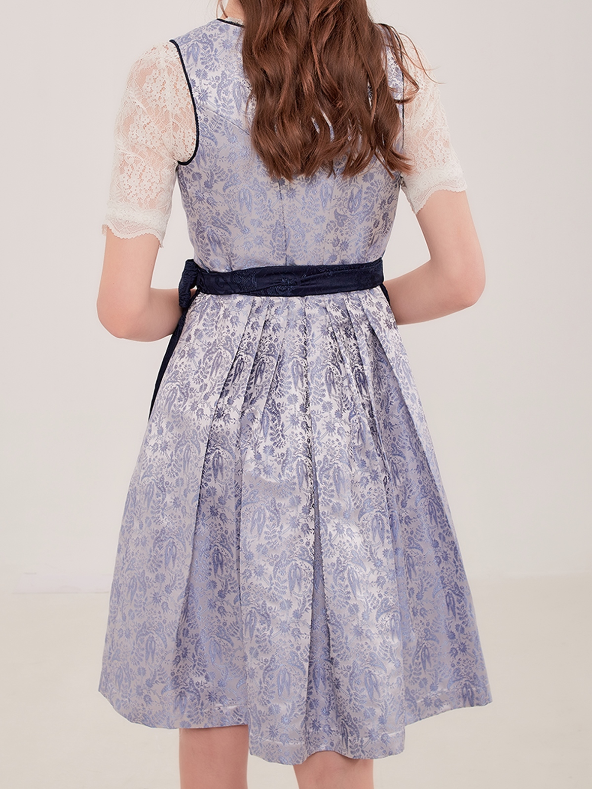 Modernes Dirndl in Blau – perfekt für den Stadtlook