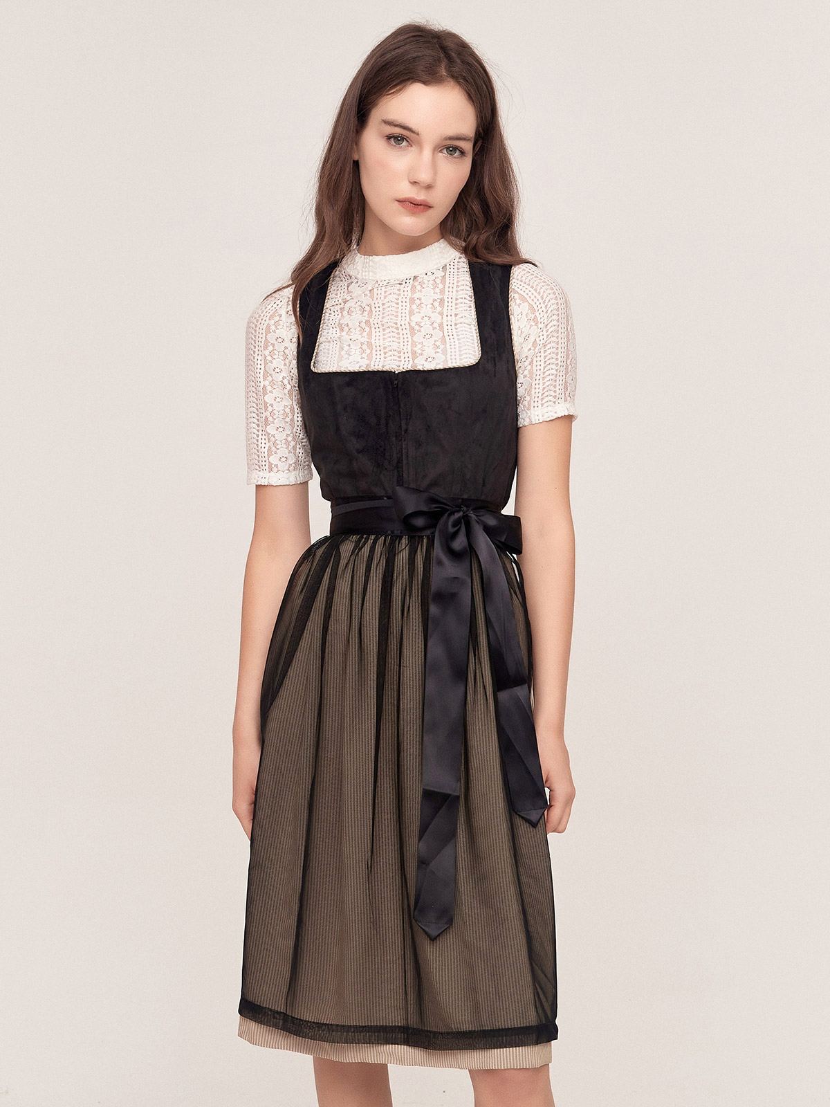 Dirndl mit Langarmbluse in Schwarz
