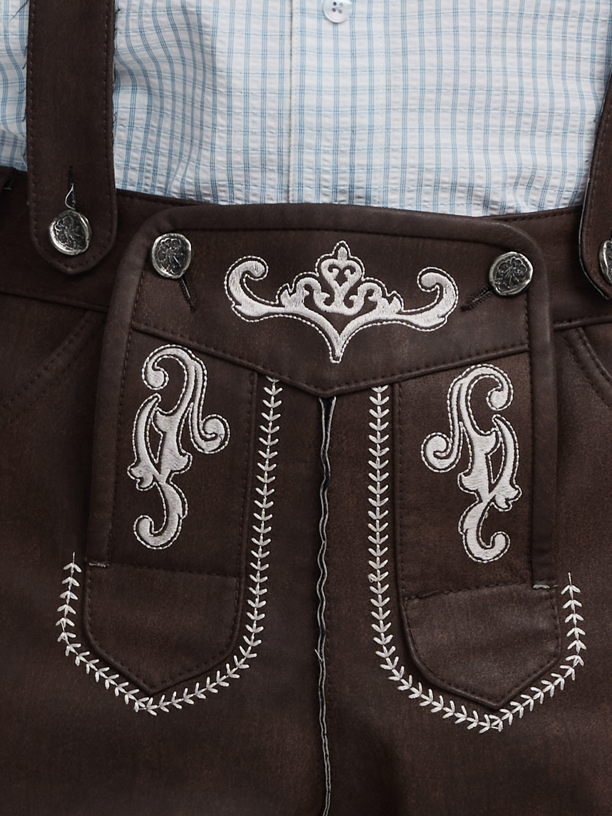 Modernes Dirndl mit Langarmbluse