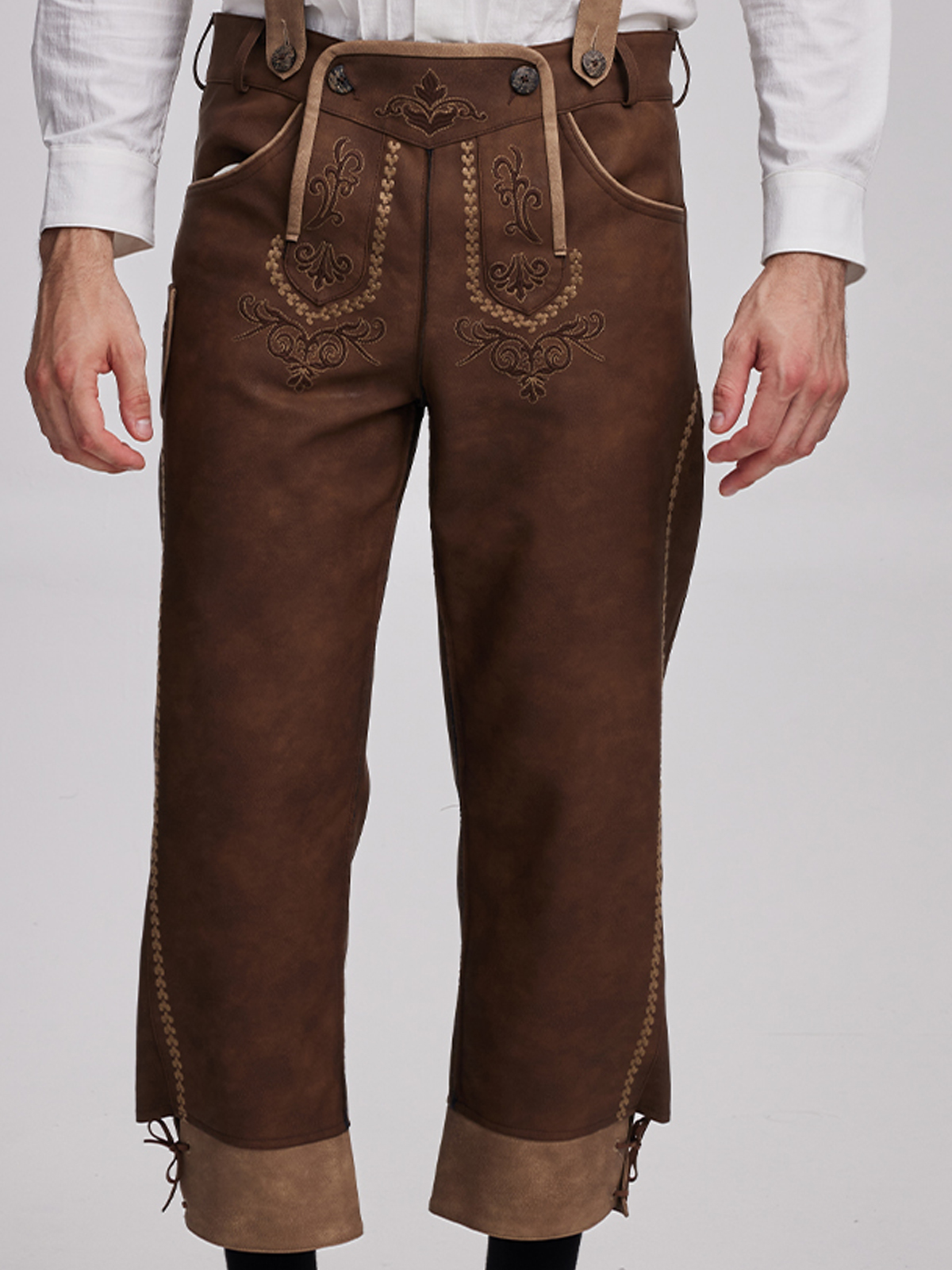 Ein elegantes braunes Dirndl mit feinen Stickereien