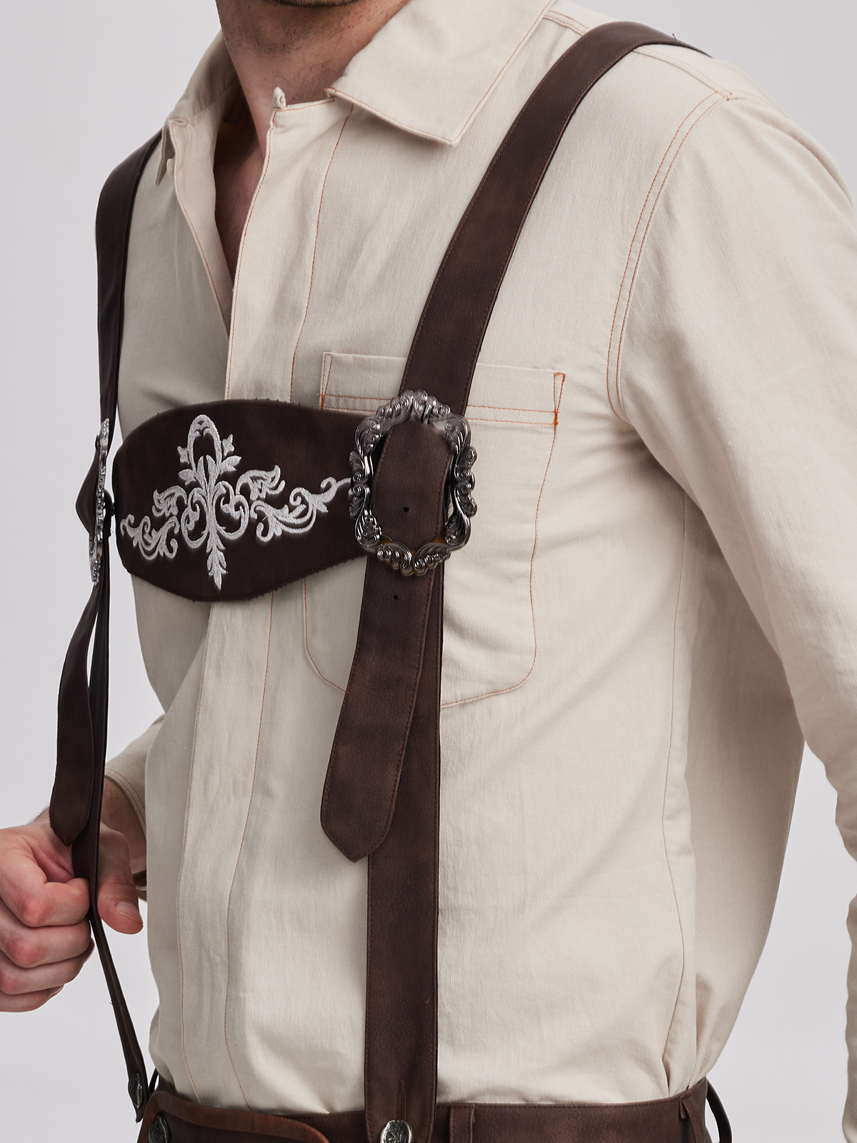 Dunkelblaues Samt-Dirndl mit traditioneller Schürze