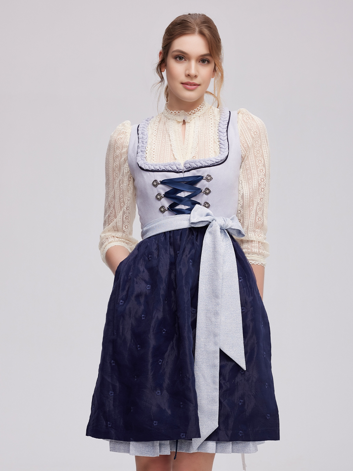 Dirndl in Blau mit Halbarmbluse